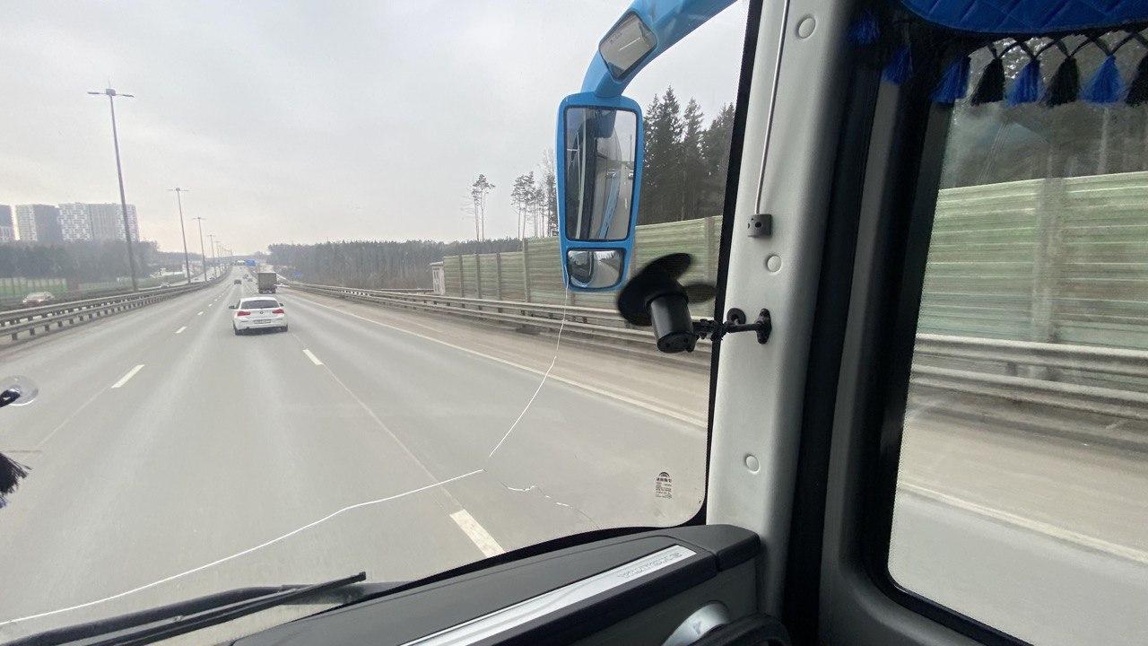 Установлены три межрегиональных маршрута пассажирских автоперевозок в сообщении с историческими регионами России В Луганской Народной Республике зарегистрировано два новых межрегиональных маршрута регулярных автобусных перевозок, что позволит установить транспортное сообщение с Краснодарским краем и Севастополем. Один маршрут установлен между Московской областью и Республикой Крым, проходящий через остановочные пункты Донецкой Народной Республики, Запорожской области и Херсонской области. Начать эксплуатацию этих маршрутов планируется к разгару отпускного сезона, в период летних школьных каникул. Согласно действующему законодательству, рейсовая работа по этим маршрутам должна быть запущена не позднее 90 дней с даты их внесения в Реестр, то есть не позднее 20 июля текущего года. В настоящий момент на территории ЛНР установлено 306 межрегиональных маршрутов регулярных автобусных перевозок, на территории ДНР – 255, на территории Запорожской области – 46 межрегиональных маршрутов и в Херсонской области установлено 33 межрегиональных маршрута регулярных автобусных перевозок. Росавтотранс на постоянной основе оказывает информационное содействие региональным профильным структурам субъектов Российской Федерации по вопросам установления новых маршрутов с учётом всех требований действующего законодательства Российской Федерации, вместе с тем на данный момент реализована возможность подачи заявлений на установление новых межрегиональных автобусных маршрутов через Единый портал государственных и муниципальных услуг, что упрощает процесс оформления документов и сокращает сроки их рассмотрения. Подробнее о маршрутах: Автобусные маршруты новых регионов