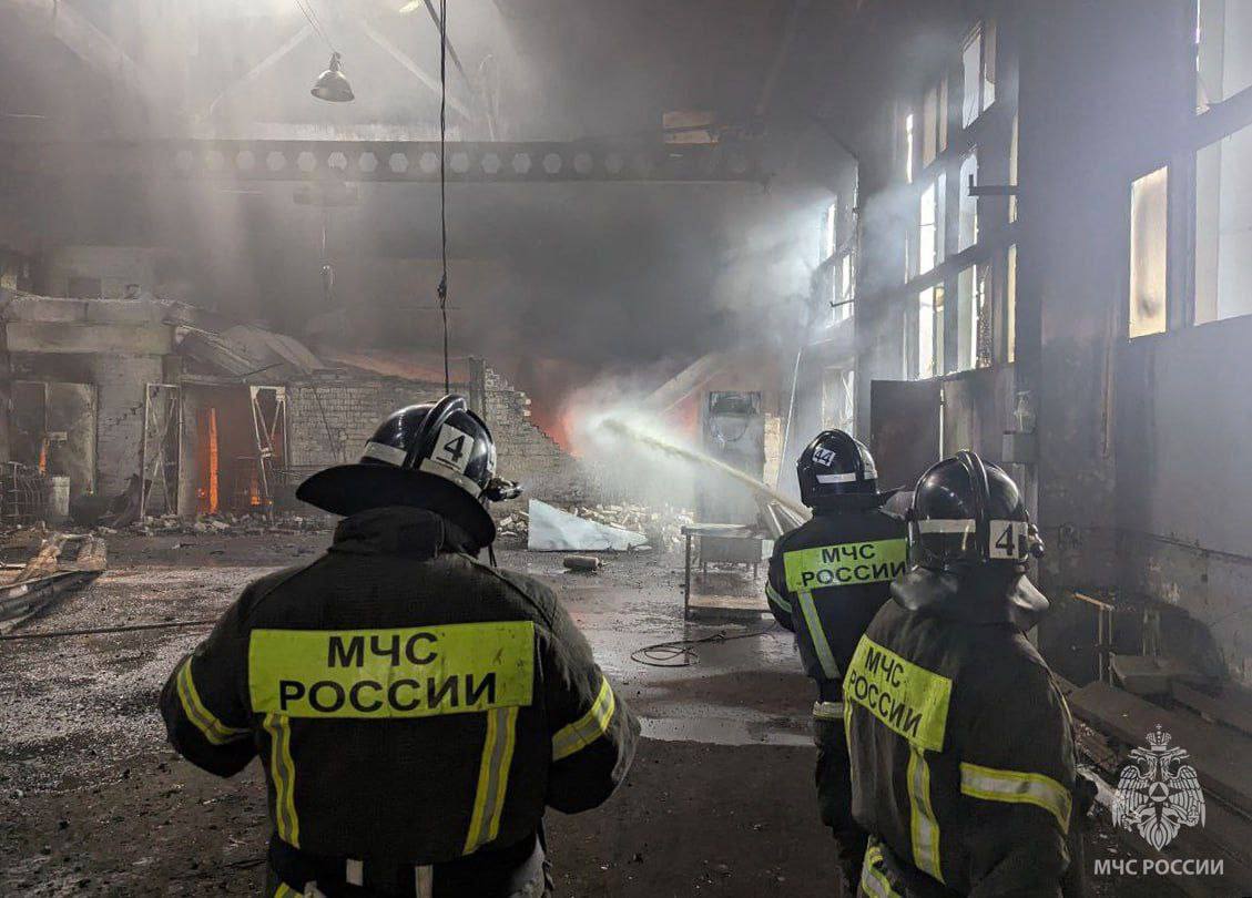 МЧС России ликвидировали пожар на промышленном предприятии в Мелитополе Горела кровля, площадью 1000 квадратов. Огнеборцам удалось предотвратить распространение огня на жилые дома. Причина возгорания устанавливается. От МЧС России были задействованы 41 спасатель и 13 единицы техники.
