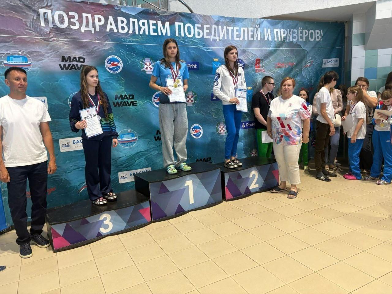Пловчиха из Ленобласти взяла четыре золота на Всероссийских соревнованиях С 3 по 5 июня в Саратове проходили Всероссийские соревнования по плаванию спорта лиц с поражением опорно-двигательного аппарата. Представительница Ленинградской области София Городецкая стала триумфатором этого турнира. Уроженка города Волхов завоевала четыре золотые медали за два соревновательных дня. Сначала София Городецкая стала победителем на дистанции 50 метром вольным стилем. Во второй день соревнований ленинградская пловчиха выиграла сразу три заплыва. София Городецкая стала лучшей на дистанции 100 метров вольным стилем, 100 метров брассом и 100 метров на спине. Отметим, за медали на всероссийских соревнованиях боролись 160 спортсменов из 26 регионов страны. 47channel.ru - о жизни Ленинградской области и не только