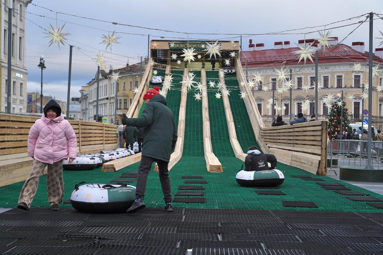 В выходные в Петербурге и области обещают открыть сразу несколько горок для катания Сейчас в Петербурге работают две всепогодные горки на Дворцовой площади и Горка у моря в Севкабеле На Дворцовой спуск с горки и прокат ватрушки бесплатны в порту один спуск в выходные обойдется в 250 а безлимит на день в 600 прокат ватрушки включен в стоимость При этом 25 декабря горка на Дворцовой временно не работала из за сильного ветра Несмотря на не самую зимнюю погоду уже 27 декабря обещают запустить горку во дворе Никольских рядов безлимит на день будет стоить 600 В последний раз эту горку открывали три года назад с тех пор в общественном пространстве вместо нее зимой работал каток Также как выяснила Бумага в выходные планируют открыть Царь горку в парке Бабушкина у метро Ломоносовская Час катания там будет стоить 400 а вместе с прокатом ватрушки 500 На загородных горнолыжных курортах трассы для катания на ватрушках тоже пока закрыты из за теплой погоды Однако уже 27 декабря должна открыться горка в Охта парке Кроме того на выходных надеются начать катания в зеленогорском курорте Пухтолова гора На курортах Туутари парк Ломоносовский район ЛО и Красное озеро Приозерский район на этой неделе начали готовить трассы но сотрудники курортов не смогли назвать Бумаге срок открытия горок Фото Бумага Подписывайтесь на Бумагу и предлагайте новости