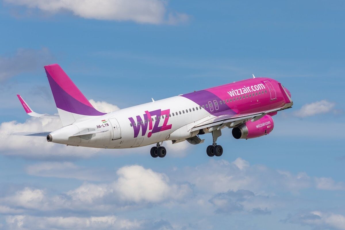 Авиакомпания Wizz Air объявила о запуске новых рейсов по маршруту Гюмри Ларнака Рейсы будут выполняться с 30 сентября до 25 октября два раза в неделю по вторникам и субботам а с 30 октября по четвергам и воскресеньям Билеты уже доступны на сайте wizzair com и в мобильном приложении WIZZ по цене от 14 99 евро Новый маршрут будет выполняться из аэропорта Ширак второго по величине международного аэропорта Армении обслуживающего важный регион страны и укрепляющего присутствие Wizz Air в Армении Анастасия Новак менеджер по корпоративным коммуникациям и устойчивому развитию Wizz Air отметила После объявления о нашей новой базе в Ереване мы с ещё большей гордостью продолжаем наше продвижение в Армении открывая новый маршрут в Гюмри важный культурный центр страны В этом году мы уже перевезли более 600 000 пассажиров между Арменией и Европой и планируем удвоить это число к концу года добавив маршрут в Ларнаку Армения и Кипр являются важными растущими рынками для Wizz Air и это новое направление свидетельствует о нашем стремлении предлагать армянским пассажирам более доступные и разнообразные варианты путешествий С нетерпением ждём наших пассажиров желающих открыть для себя очарование Ларнаки и всё что может предложить Кипр