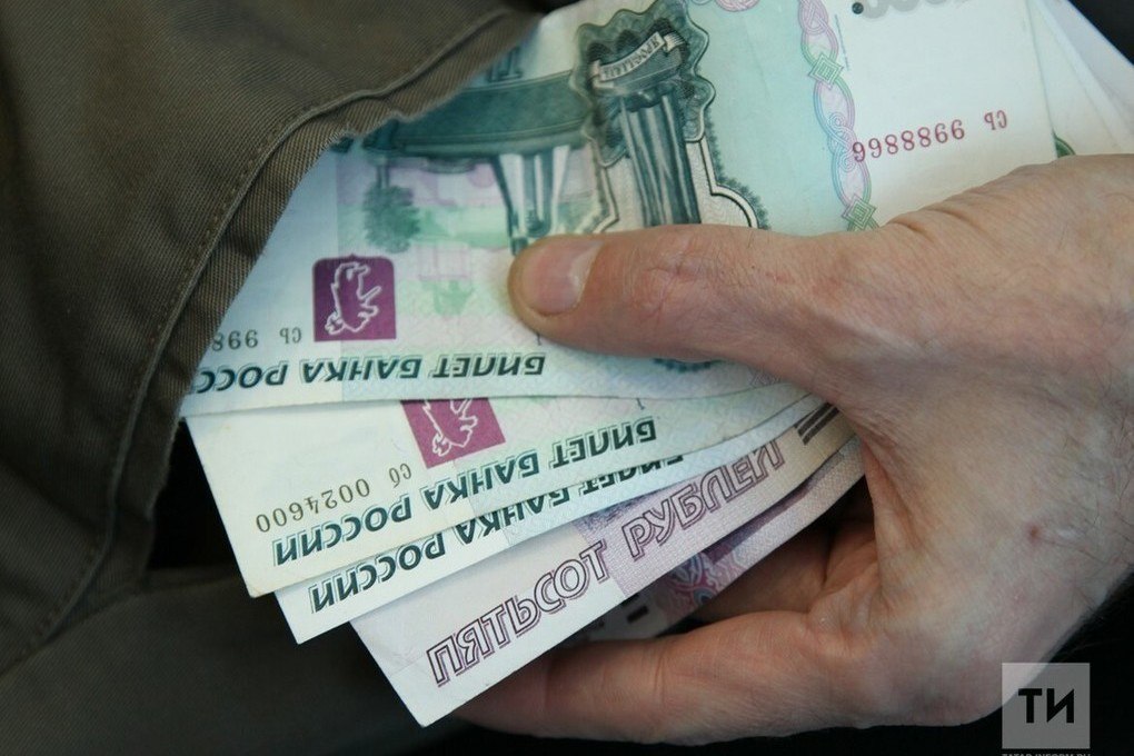 В Нижнекамске зафиксирована серия случаев телефонного мошенничества, где преступники, выдавая себя за сотрудников спецслужб и банков, похитили крупные суммы у граждан. Об этом сообщает пресс-служба МВД по РТ. Среди пострадавших - 64-летняя пенсионерка, лишившаяся 716 тысяч рублей, 58-летний инженер, потерявший 1 миллион 220 тысяч рублей включая заемные средства , и 69-летний охранник, отдавший аферистам 500 тысяч рублей. Злоумышленники использовали стандартную схему: убеждали жертв переводить средства на "безопасные счета" под предлогом защиты от мнимых угроз. По всем фактам возбуждены уголовные дела по статье 159 УК РФ "Мошенничество" . МВД по РТ напоминает: настоящие сотрудники банков никогда не запрашивают конфиденциальную информацию по телефону. Будьте бдительны и сообщайте о подобных звонках в правоохранительные органы!