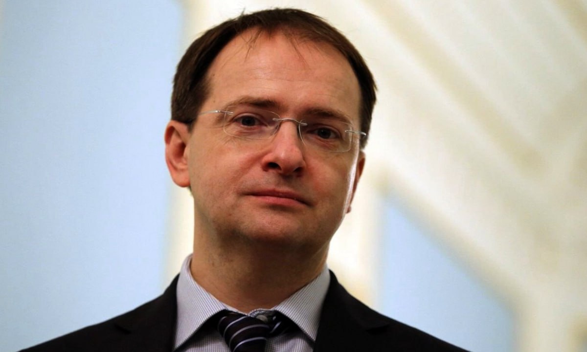 Мединский заявил, что историческая судьба России и Украины едина По словам помощника президента РФ, эти страны составляют один народ, поэтому Российское военно-историческое общество не создает отдельного контента для украинских детей. «Мы уважаем, более того – знаем и любим историю талантливого и трудолюбивого народа древних русских земель по обе стороны Днепра, Новороссии и Крыма», – отметил Владимир Мединский. Он также выразил надежду на скорую возможность свободного обращения к российскому интернету украинских школьников и взрослых. Подпишитесь на «Абзац» Добавьте «Абзац» в ленту «Дзена»