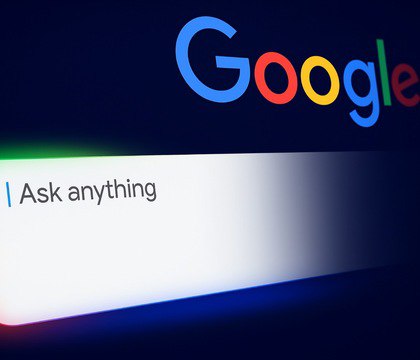 Google пообещала добавить рекламу в Режим ИИ и ИИ поиск Компания Google официально подтвердила что реклама никуда не исчезнет даже в новом поиске с искусственным интеллектом Представители IT гиганта заявили что рекламные блоки появятся и в ИИ поиске и в Режиме ИИ Последний превращает поиск в диалоговый чат похожий на ChatGPT