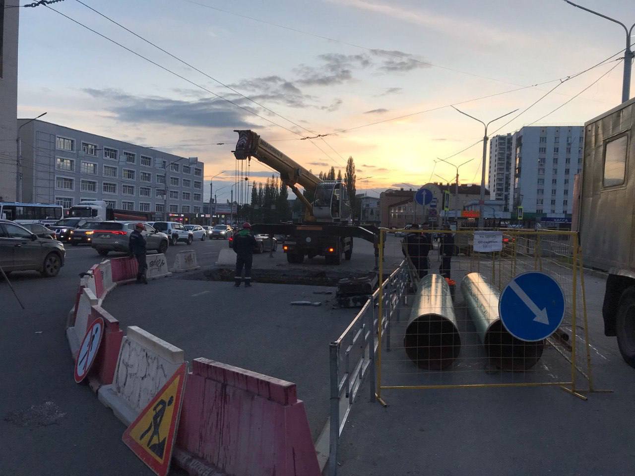 На Галле перекроют дорогу в сторону Затона Вчера вечером во время проверки трубопровода возле Южного автовокзала специалисты нашли повреждение. Аварийная бригада сразу приехала на место. Оказалось, что труба в плохом состоянии и может не выдержать отопительный сезон. Нужно срочно заменить 60 метров теплосети. Для этого и закроют две полосы дороги в сторону Затона. Работы закончат до 16 мая.