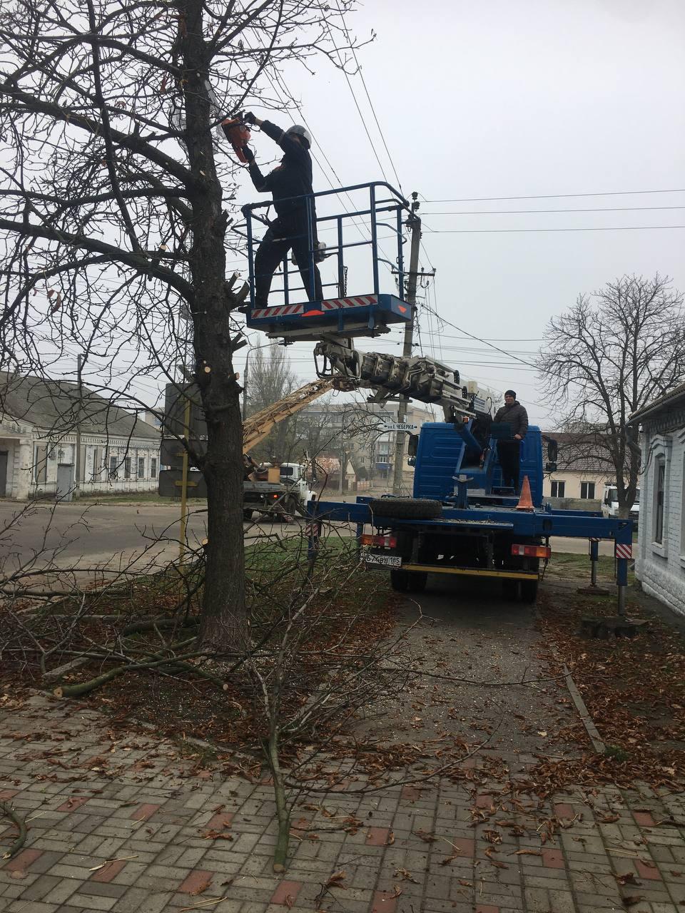 В Пологах от разросшихся деревьев освобождены линии электропередач на четырех улицах Опиловка проводилась на улицах Крылова Восточной МТС и Одесской В работах были задействованы специалисты аварийной бригады Пензенской области и Пологовского РЭС Запорожьеэнерго филиала АО Юго Западная Электросетевая Компания Очень помогло спецоборудование которое по поручению Губернатора Олега Мельниченко было приобретено для нашей бригады отметили пензенцы Также представители региона шефа напомнили что опиловка старых и разросшихся деревьев помимо обеспечения безопасности также улучшает внешний вид растений продлевает срок их жизни Таким образом опиловка является важным элементом ухода за зелеными насаждениями сочетающим экологические экономические и эстетические выгоды подчеркнули представители региона шефа