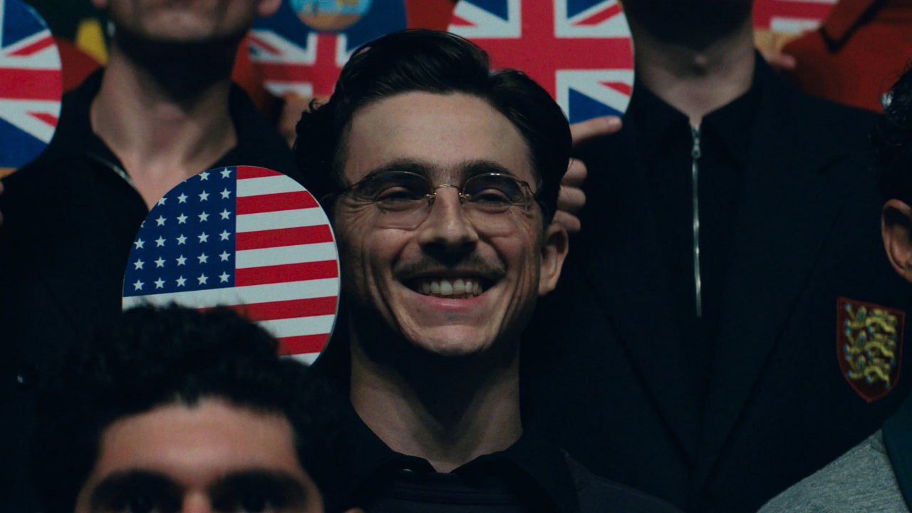 Марти Великолепный стал самым кассовым фильмом A24 в США Картина с Тимоти Шаламе в главной роли обошла прежнего лидера Всё везде и сразу который в США заработал 77 млн Фильм также стал самым успешным в прокате проектом Джоша Сэфди Общие мировые сборы байопика на данный момент составляют 97 млн долларов Однако этого недостаточно чтобы полностью окупить внушительный бюджет в 70 млн У ленты осталось большое количество зарубежных премьер студия A24 явно рассчитывает на победы в престижных премиях включая Оскар чтобы разогнать кассовый потенциал ленты Карина Назарова рассказывает действительно ли Марти Великолепный настолько великолепен A24   Следуй за КИНОТВ