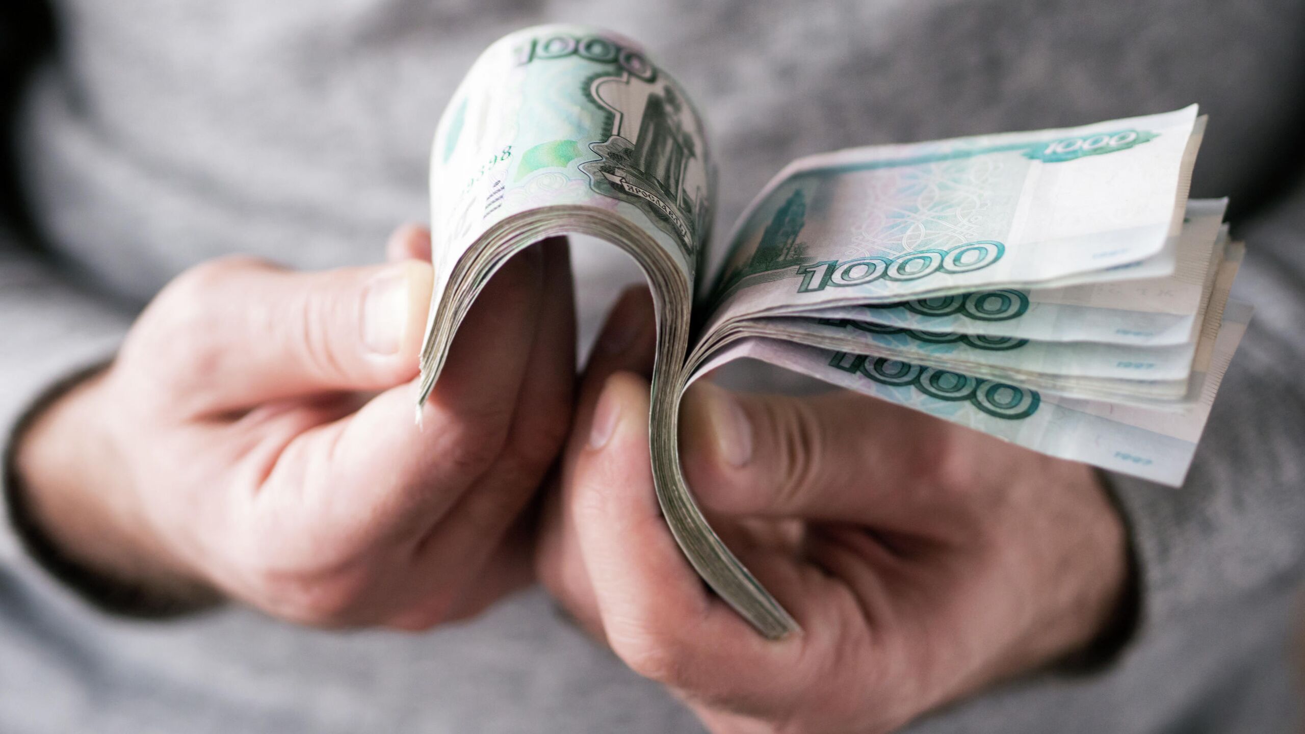 Курс рубля во многом завязан на геополитику, и результат предстоящих российско-американских переговоров определит его в значительной степени, рассказал агентству "Прайм" операционный директор "АВИ Кэпитал" Виктор Шахурин.