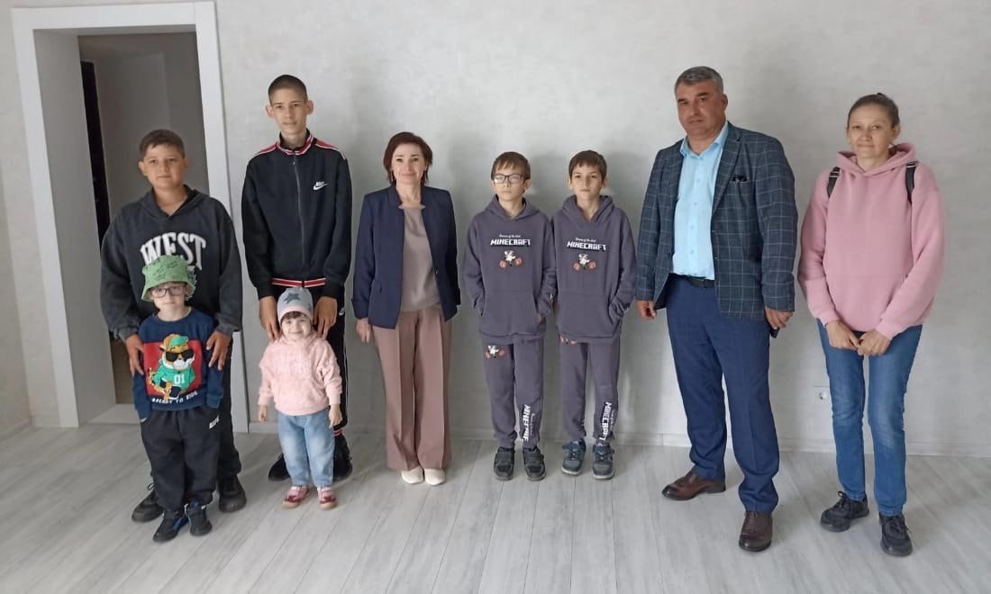 Многодетная семья из Краснозёрского получила ключи от нового дома Жильё семье Водолазских из рабочего посёлка Краснозёрское предоставлено в рамках программы поддержки многодетных семей в Новосибирской области. Дом был приобретён по договору социального найма. Это стало возможным благодаря подпрограмме «Государственная поддержка муниципальных образований Новосибирской области в обеспечении жилыми помещениями многодетных малообеспеченных семей». Программа направлена на стимулирование жилищного строительства в регионе. Администрация рабочего посёлка Краснозёрское поздравила новосёлов с этим радостным событием и пожелала им счастья и благополучия в новом доме. Фото: администрация рабочего посёлка Краснозёрское Прислать новость