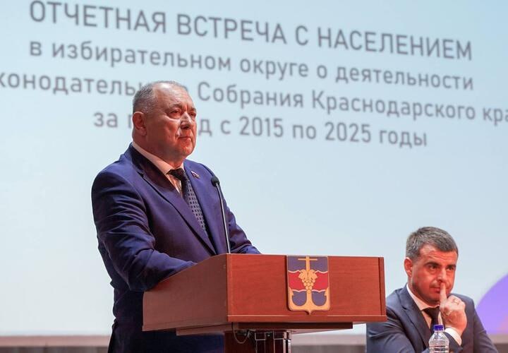 Социальное развитие и помощь СВО: депутат Госдумы Иван Демченко встретился с активом Темрюкского района Сейчас в районе реализуется пять крупных проектов Иван Демченко, депутат Госдумы от Краснодарского края, принял участие во встрече с активом Темрюкского района. - Диалог с земляками помогает наметить планы на будущее: ответил на вопросы актива. Основная тема - социальное развитие территории и помощь СВО. Окажу помощь по заданным вопросам - предоставим материал для плетения сетей, решим проблему с пассажирскими перевозками, - написал после встречи в своем телеграм-канале Иван Демченко. За пять лет в Темрюкском районе капитально отремонтировано 33 и построено 6 социальных объектов, благоустроено 23 общественные территории и 6 стадионов, построено 23 спортивных и 20 детских игровых площадок. Сейчас на территории района реализуется пять крупных проектов: строительство детского сада и поликлиники в Тамани, детской поликлиники, плавательного бассейна и центра единоборств в Темрюке. Завершилось мероприятие церемонией награждения памятным знаком ЗСК «За активное участие в ТОС» и благодарностями от имени Ивана Демченко. ТГ Ивана Демченко Подписаться Буст