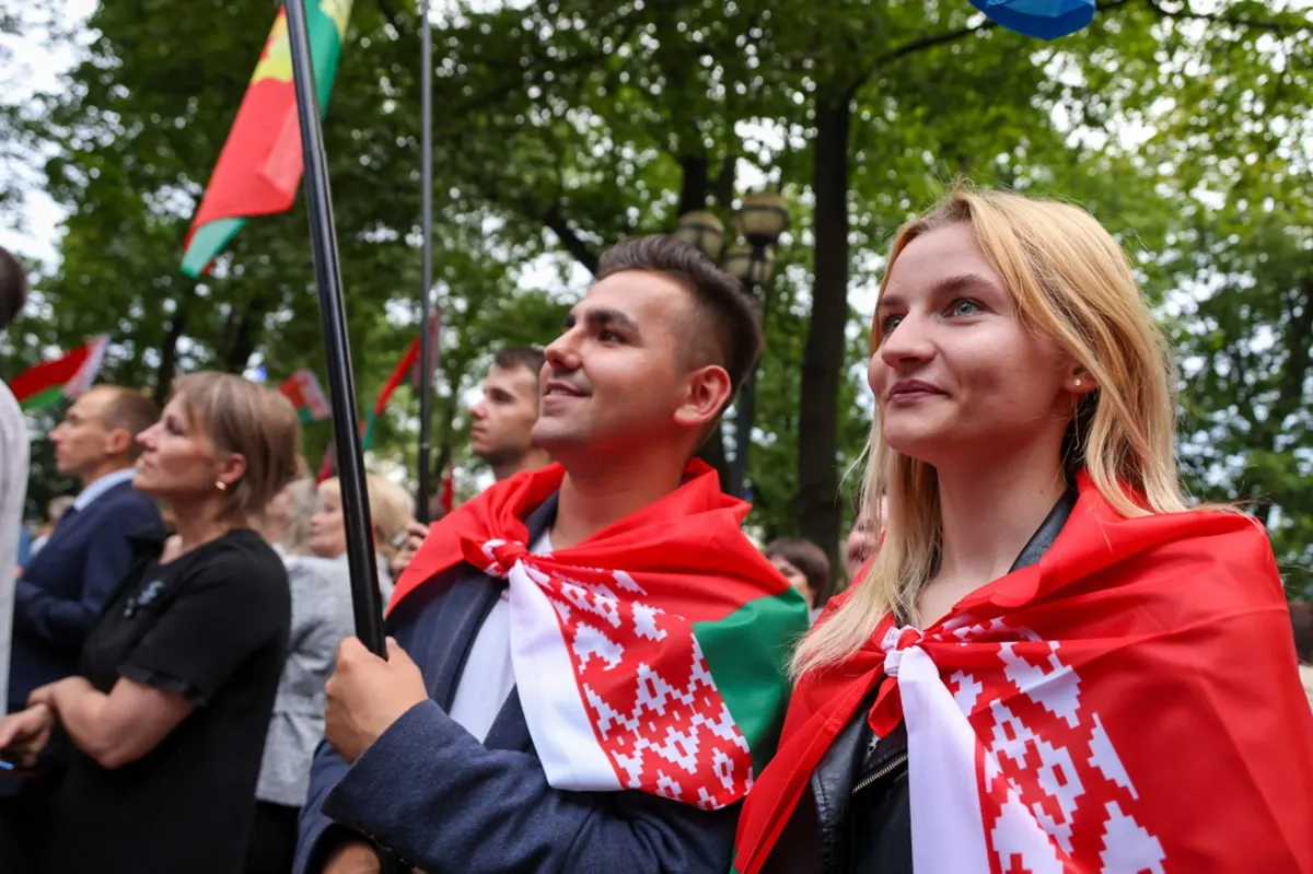 Молодежь Витебской области примет участие в областном форуме молодежных советов под знаком Роднае маё 1  7   и 1  8   апреля Витебская область станет площадкой для масштабного диалога поколений Здесь состоится форум молодежных советов ключевой темой которого станет сохранение национального исторического наследия и традиционных духовных ценностей Роднае маё Форум молодежных советов это пространство где рождается ответственность за будущее региона Мы сделали особый акцент на теме Роднае маё чтобы через язык историю и совместный труд укрепить связь молодежи с малой родиной Мы хотим чтобы этот форум стал точкой роста для новых лидеров отметил председатель Витебского областного Совета депутатов Дмитрий Демидов   Подробнее на vitvesti by Сайт TikTok VK Instagram YouTube ОК Стикерпак ВВ Чат бот Max