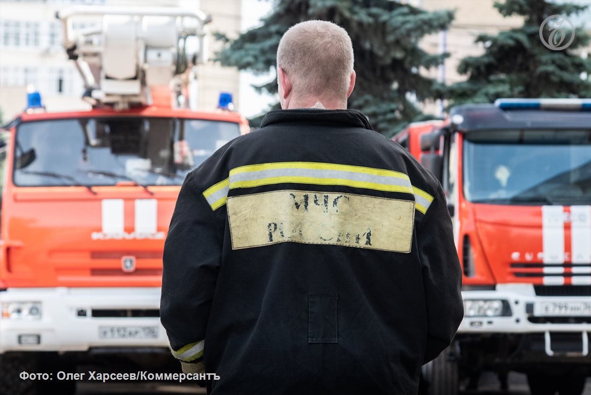 Из-за пожара в рабочем цехе на Обуховской Обороны эвакуировали 25 человек Очередной крупный производственный пожар произошел днем 16 мая в Невском районе Петербурга. Сигнал о возгорании по адресу: проспект Обуховской Обороны, д. 51, поступил на пульт дежурного в 12:18, сообщили в региональном ГУ МЧС. На месте было установлено, что в здании цеха размером 150х200 м и высотой 10 метров происходило горение обстановки на площади 2 кв. м. С огнем удалось справиться спустя полчаса силами 18 спасателей и четырех единиц техники. Сведения о пострадавших не поступали, однако из опасной зоны пришлось эвакуировать 25 человек, уточнили в МЧС.