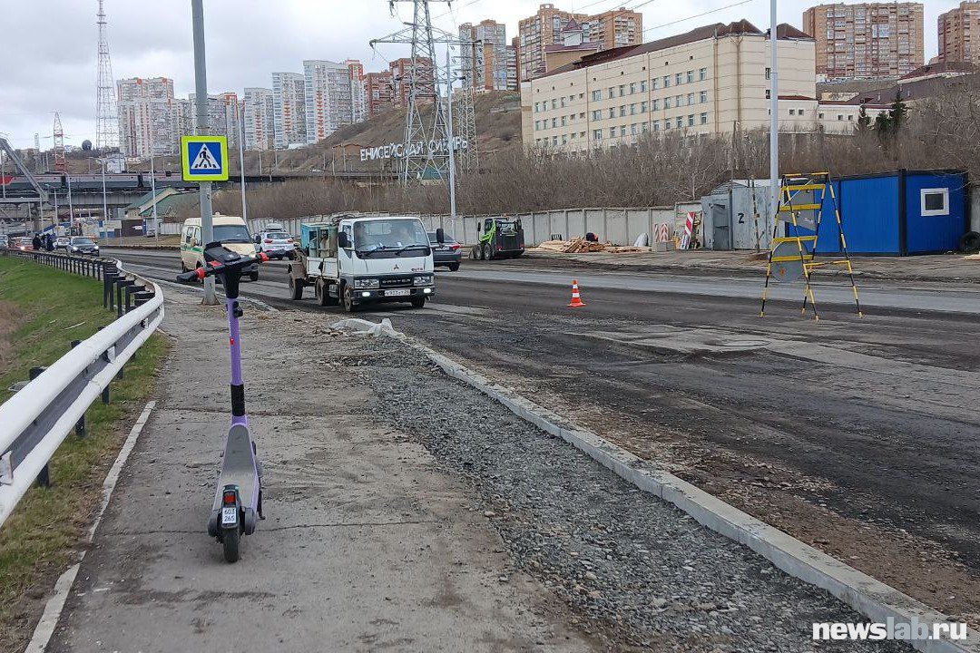 «Выглядит удручающе»: экс-мэр Красноярска увидел ремонт дороги на Дубровинского и остался недоволен Депутат Госдумы и бывший глава Красноярска Сергей Еремин раскритиковал качество дорожного ремонта участка улицы Дубровинского. «Утро печально удивило. Судя по ремонту на Дубровинского в Железнодорожном районе, дорога здесь будет предназначена для летающих машин. Но если серьезно, то выглядит удручающе», — написал политик в своих соцсетях. Что именно имеет в виду депутат, не совсем понятно. Напомним, дорожный ремонт там стартовал в двадцатых числах апреля, а теплая и сухая погода в конце месяца позволила начать асфальтировать улицу. Качество работ также негативно оценил член общественной палаты Красноярска Егор Фролов. Он заметил, что нижний слой покрытия на правой полосе от Николаевского моста местами успел вспучиться. Эксперты полагают, что верхний слой скроет эти недостатки, из-за чего дорога быстро придет в негодность. Newslab