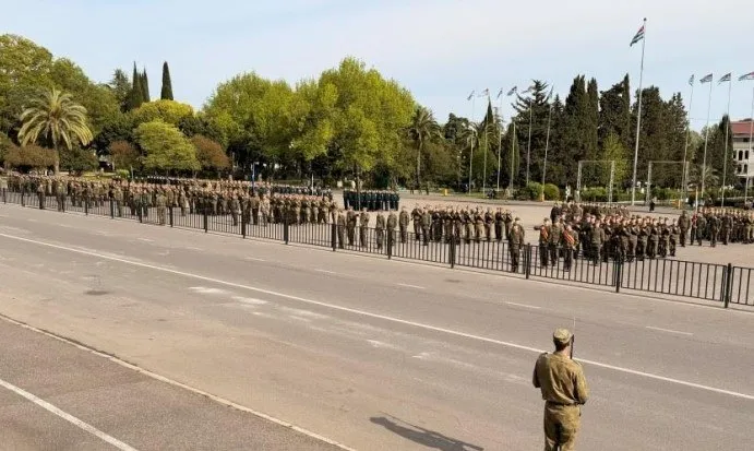 Более 700 военных и силовиков примут участие в параде Победы в столице Абхазии Торжественный парад посвященный празднованию 81 й годовщины Победы в Великой Отечественной войне состоится 9 мая на площади Свободы в столице Абхазии Сухуме Об этом сообщает Минобороны республики В этом году в торжественном мероприятии примут участие более 700 человек В состав парадных расчетов вошли представители Министерства обороны Абхазии Государственной службы охраны Министерства внутренних дел Министерства по чрезвычайным ситуациям Государственного таможенного комитета говорится в сообщении Мы теперь и в МАХ Южная служба новостей