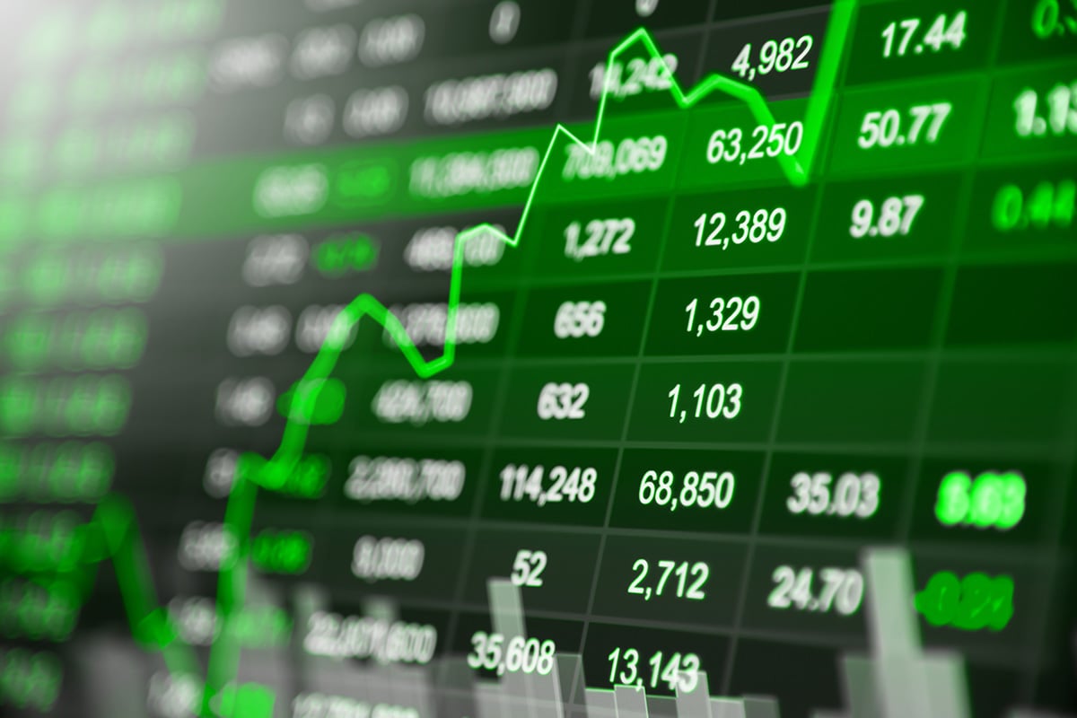 В РФ необходимо ускорить запуск программы поддержки IPO и SPO, — Глава Российского государства   Владимир Путин поручил правительству ускорить запуск программы поддержки первичных и вторичных публичных размещений акций российских компаний на внутреннем финансовом рынке   При этом особое внимание необходимо уделить поддержке IPO и SPO малых технологических компаний   Ранее Глава государства поручил правительству и ЦБ подготовить предложения по дополнительным мерам по налоговому стимулированию для физических лиц, которые владеют акциями компаний, купленных на IPO или SPO  «КРИСТАЛЛ РОСТА» ранее представил стоимостный подход, являющийся ключом к росту капитализации России и позволяющий привлекать доступные средства на фондовом рынке. Фонд «Кристалл Роста» рассматривает  фондовый рынок базовым источником финансирования развития отечественных мегапроектов, включая Севморпуть