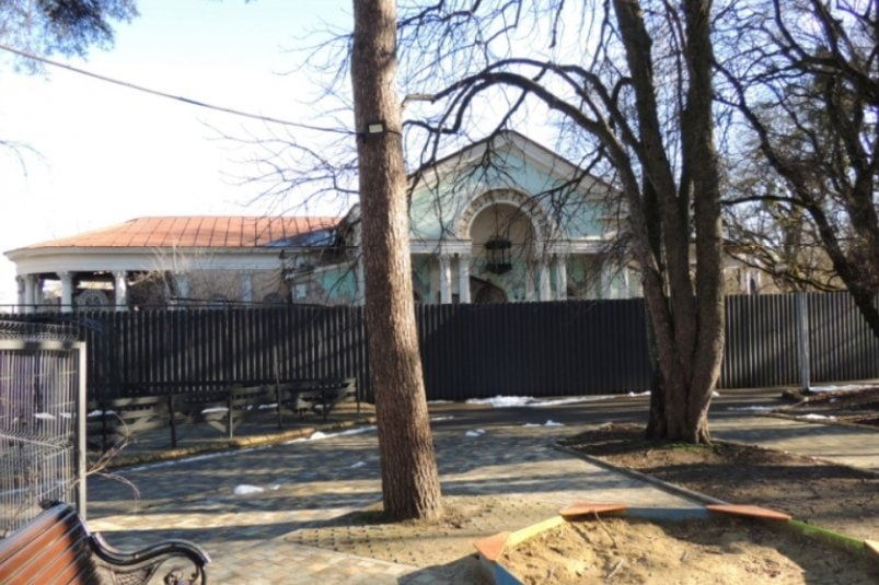 Бывший ресторан "Колос" отреставрируют в Центральном парке Ставрополя Ленинский районный суд удовлетворил соответствующие требования краевого управления по сохранению ОКН. Построено здание в 1956 году. Заведение считалось элитным во времена Советского Союза. Частью культурного наследия края объект признали только в 2024 году. До этого здание долго было заброшено и пришло в удручающее состояние, из-за чего теперь и требуются противоаварийные работы. Будем надеяться, что судьба у него будет лучше, чем у дома с приведениями... ОТПРАВИТЬСЯ В ПУТЕШЕСТВИЕ ПО МИСТИЧЕСКИМ МЕСТАМ СТАВРОПОЛЯ Фото: Управление Ставропольского края по сохранению ОКН Stavropol.Media Прислать новостьок