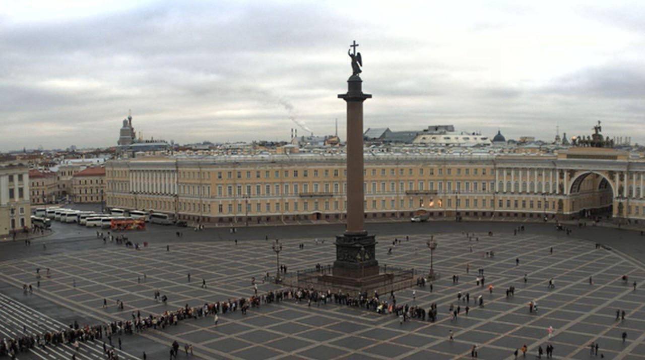 В Эрмитаж выстроилась очередь до Александровской колонны Вероятно это связано с тем что с октября музей ввел бесплатное посещение Главного комплекса по четвергам для студентов пенсионеров детей от 14 до 18 лет а также для аспирантов адъюнктов интернов и врачей ординаторов Для свободного посещения доступны как постоянные экспозиции так и временные выставки GradSPb   Места СПб TodaySPb   Новости СПб