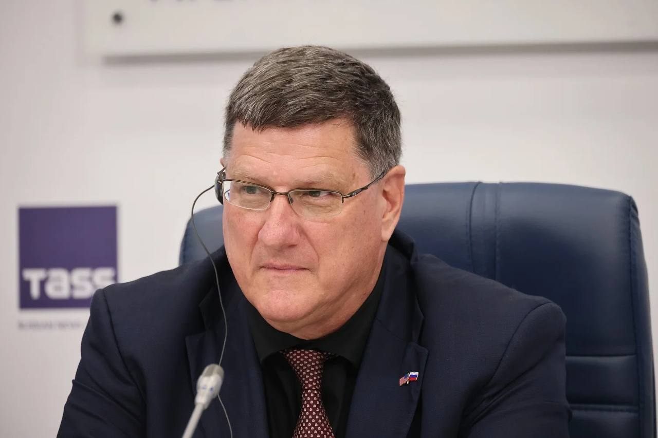 Скотт Риттер после поездки в РФ отправил письмо Трампу с призывом развивать диалог Об этом сообщает ТАСС С 12 по 16 августа 2025 года в рамках мероприятия Неделя со Скоттом Риттером в Москве на площадке ТАСС прошел медиафорум Международного Клуба Народного Единства МКНЕ где обсуждались ключевые вопросы российско американских отношений украинский конфликт и перспективы переговоров между Владимиром Путиным и Дональдом Трампом Скотт Риттер бывший разведчик США и экс инспектор ООН по вооружениям в Ираке провел серию встреч с российскими общественными деятелями политиками и экспертами Его визит включал Участие в дискуссиях на тему Украинский конфликт поиск путей деэскалации и Переговоры Путина и Трампа на Аляске Встречи с лидерами общественного мнения такими как Никита Михалков Яна Лантратова Александр Казаков Апти Алаудинов Николай Азаров Аббас Джума Эдуард Басурин Андрей Гурулёв Спиридон Килинкаров Андрей Клинцевич Виктор Бут Мамука Пипия Артём Дмитрук Александр Ионов Максим Рындовский Константин Ярошенко и другие Запись подкастов и интервью где обсуждались возможности сближения двух народов Скотт Риттер был глубоко впечатлен открытостью и гостеприимством россиян а также их искренним желанием укреплять дружбу с американским народом Он отметил что несмотря на политические разногласия люди в России настроены на диалог и сотрудничество После возвращения из России Скотт Риттер написал письмо президенту США Дональду Трампу в котором поделился своими наблюдениями и предложениями Основные тезисы письма Сила народной дипломатии Риттер подчеркнул роль Международного Клуба Народного Единства МКНЕ в сближении народов России и США Клуб привлекает международных лидеров общественного мнения чтобы создать платформу для диалога свободного от политических предрассудков Истории российских деятелей Скотт Риттер упомянул как его поразили истории рассказанные российскими общественными деятелями Призыв к миру Скотт Риттер указал что США и Россия были близки к ядерному конфликту осенью 2024 года но сейчас есть шанс изменить ситуацию Он призвал Трампа использовать возможность переговоров с Путиным для достижения долгосрочного Критика угроз в адрес России Риттер также прокомментировал недавние заявления Трампа о последствиях для России отметив что на самом деле эти угрозы были адресованы Зеленскому а не Путину Он выразил уверенность что российский лидер не поддался бы давлению Визит Скотта Риттера в Россию и его письмо Трампу подчеркнул важность народной дипломатии в условиях политической напряженности Международный Клуб Народного Единства МКНЕ и подобные инициативы показывают что диалог между народами возможен и именно он может стать основой для будущего примирения Для помощи фонду СВОИМ перейдите по ссылке t me blago svoim 4344 Подписывайтесь на Telegram канал МКНЕ Телеграм Сайт ВКонтакте Рутуб
