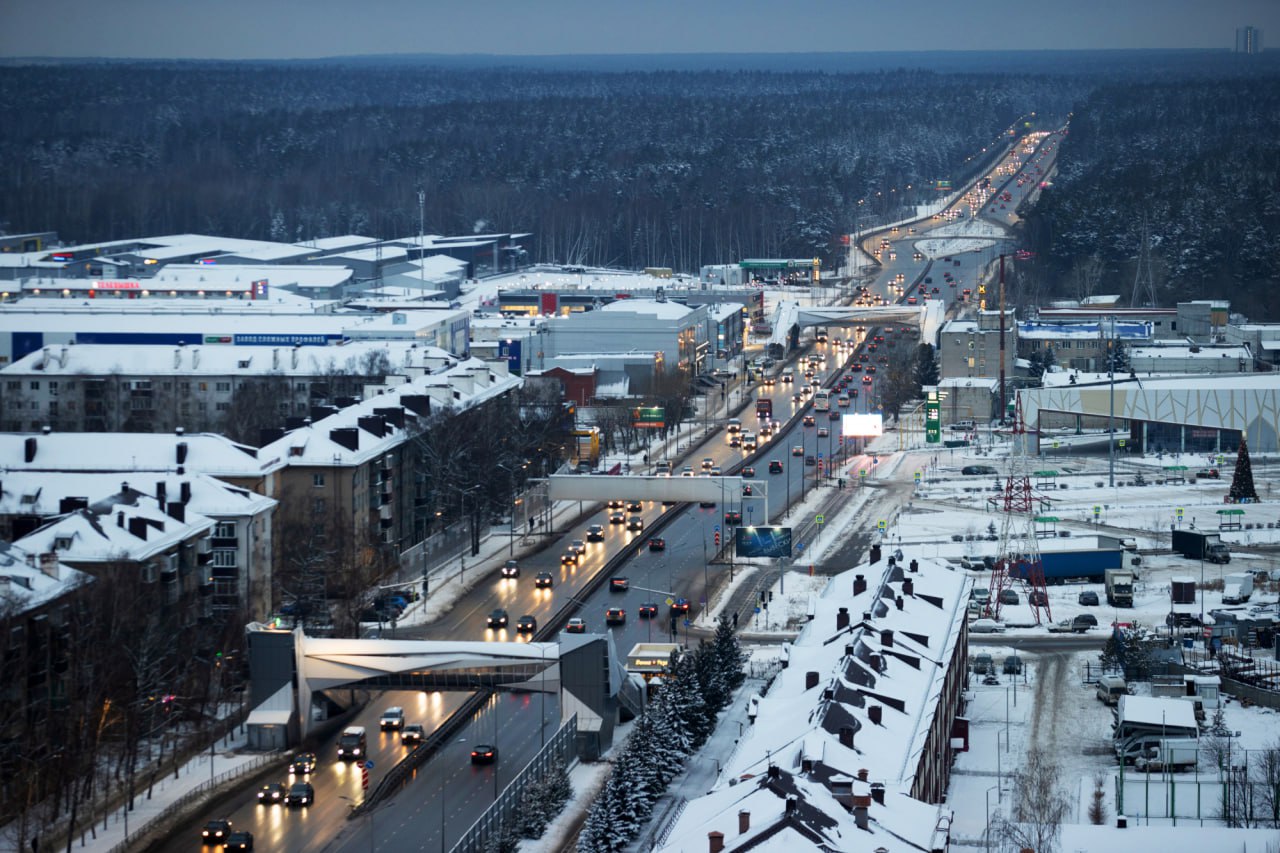 В Казани планируют продлить дублер Горьковского шоссе еще на 1 8 километра Дорога соединит дублер с Приволжской улицей и улучшит ситуацию с пробками на железнодорожном переезде у Храма всех религий заявил мэр Казани Ильсур Метшин Он добавил что в последующие годы исполком планирует продолжить строительство дублера M 7 чтобы замкнуть его полностью   Подписаться в MAX на случай блокировки Telegram