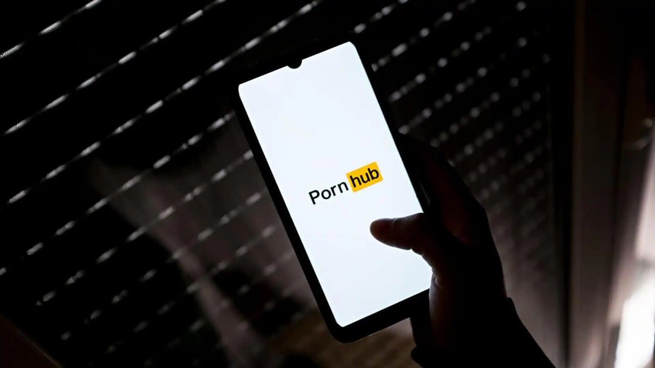 Pornhub просит Apple и Google взять проверку возраста на себя Владельцы сервиса официально обратились к техногигантам с призывом внедрить верификацию 18 прямо на уровне устройства В Pornhub уверены требовать скан паспорта на каждом сайте это удар по приватности который лишь вытесняет людей на небезопасные ресурсы Идея Pornhub следующая смартфон один раз подтверждает что владелец взрослый через настройки или Wallet и передаёт сайту автоматически при входе только зашифрованный сигнал допуска без передачи личных документов rozetked me news 42855