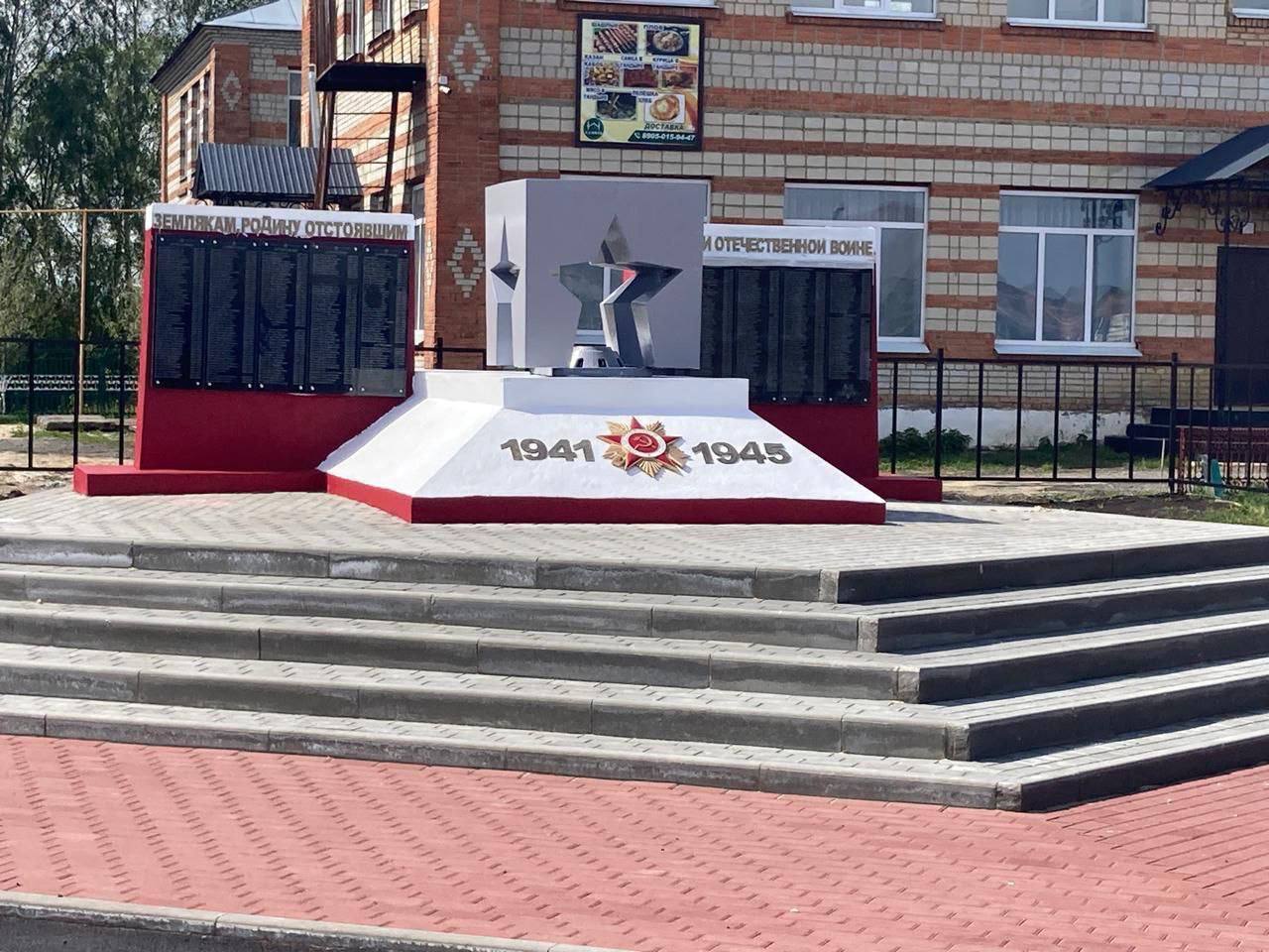 Реализация программы комплексного развития сельских территорий стала главным вопросом сегодняшнего заседания областного правительства. Программа включает 4 региональных проекта: развитие жилищного строительства, благоустройство и современный облик сельских территорий, а также развитие транспортной инфраструктуры. В этом году жилищные свидетельства вручены 15 семьям, проживающим на территории 9 муниципалитетов. Строим 11 жилых домов в Беково для сотрудников Васильевской птицефабрики, а также инфраструктуру — внутриквартальную дорогу, водопровод, электрические и газовые сети. Общая стоимость проекта — 90 миллионов рублей. 8,5 миллионов рублей выделено на участие в долевом строительстве двух квартир в селе Кривошеевка, почти 292 миллиона рублей — на реконструкцию очистных сооружений Нижнего Ломова, около 44 миллионов — на реализацию 20 проектов по благоустройству. По результатам экономии, сложившейся при проведении конкурсных процедур, стало возможным отобрать к реализации еще 2 проекта. В рамках программы комплексного развития сельских территорий в этом году планировалось привести в порядок 7 дорог, 2 уже сданы в эксплуатацию. Также на сэкономленные при проведении торгов средства дополнительно отремонтируем еще 4 дороги — в Городищенском, Бессоновском, Бековском и Кузнецком районах. Подпишись — Олег Мельниченко в Telegram