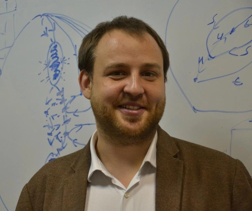 Нижегородский учёный Иван Ремизов решил вечную задачу над которой бились 200 лет Учёный из филиала НИУ ВШЭ совершил концептуальный прорыв в теории дифференциальных уравнений Ему удалось вывести универсальную формулу для решения задач которые считались нерешаемыми аналитическим путём А результат меняет картину мира в одной из старейших областей математики рассказали в пресс службе вуза Представьте что искомое решение уравнения это большая картина Рассмотреть ее сразу целиком очень трудно Но математика умеет отлично описывать процессы развивающиеся во времени Результатом работы стала теорема которая позволяет нарезать этот процесс на множество маленьких простых кадров а затем с помощью преобразования Лапласа собрать из этих кадров единую статичную картину решение сложного уравнения то есть резольвенту Проще говоря вместо того чтобы гадать как выглядит картина теорема позволяет восстановить облик быстро прокручивая киноленту её создания объяснил Ремизов Причем это уже не первая вечная задача к решению которой Ремизов приложил руку Подпишись Предложи новость