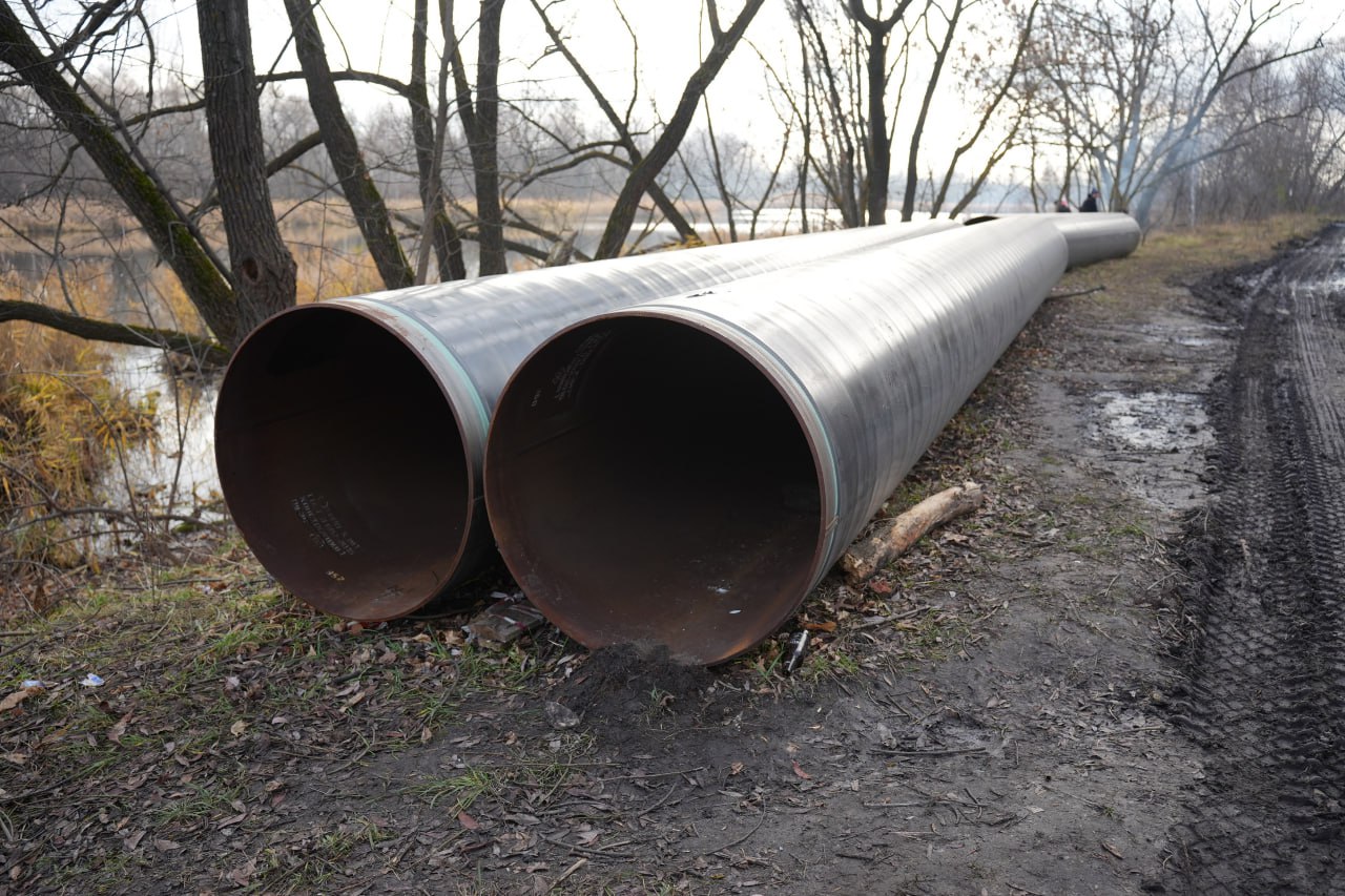 В 2025 году в Ульяновске заменили почти 12 километров сетей водоснабжения и водоотведения О результатах выполненных работ и ключевых задачах на следующий период глава города Александр Болдакин доложил губернатору Алексею Русских на штабе по комплексному развитию региона Впервые за долгое время в Ульяновске реконструируем и строим инженерные сети в этом году заменили почти 2 километра магистральных водопроводов ещё несколько километров внутриквартальных сетей Общий объём замены сетей водоснабжения и водоотведения составил почти 12 километров в том числе больше 11 километров сетей водоснабжения и 988 метров сетей водоотведения Большим подспорьем в этой работе являются нацпроекты и федеральная поддержка привлекаемая в регион губернатором подчеркнул Александр Болдакин Работы проводились как силами МУП Ульяновскводоканал так и с помощью привлечённых подрядчиков В частности в 2025 году был выполнен капитальный ремонт изношенного участка водовода 6 диаметром 1000 мм вдоль Чёрного озера по улице Октябрьской снабжающего холодной водой Засвияжский и Железнодорожный районы В Дальнем Засвияжье заменили ещё один участок этого же водовода от улицы Отрадной до Хо Ши Мина протяжённостью 1 километр Подробнее О самых важных городских событиях в нашем канале в MАХ