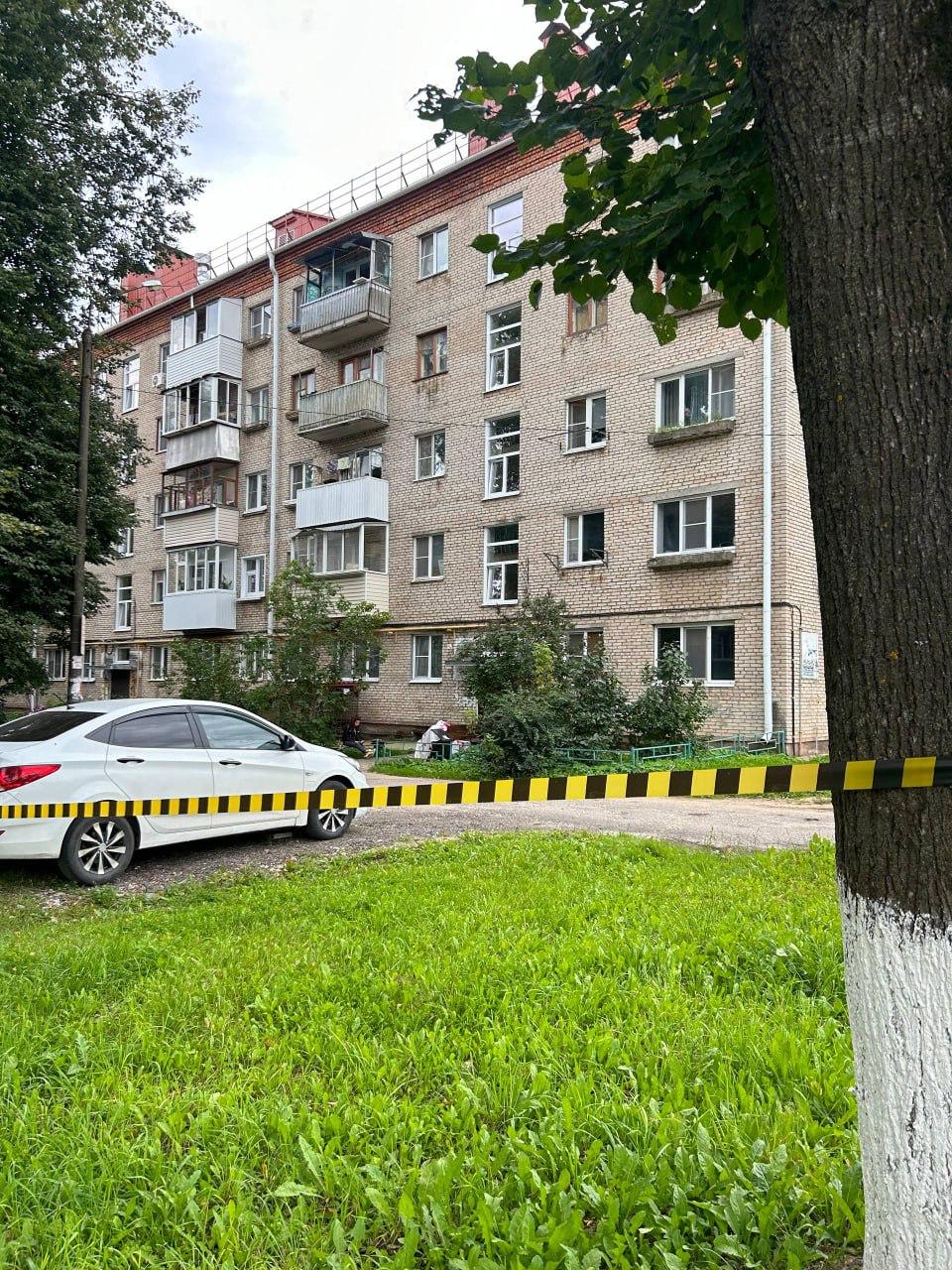 Подробности вчерашнего убийства в жуковском Белоусове   Накануне днем прохожие заметили на лавочке мужчину, истекающего кровью. Вызвали скорою, но он умер на месте до приезда медиков. В тот же день был задержан подозреваемый в убийстве. Им оказался ранее судимый 44-летний местный житель, с которым потерпевший распивал спиртное. В ходе ссоры рецидивист схватился за нож и изрезал собутыльника. Возбуждено уголовное дело. Фигуранту грозит до 15 лет в колонии.    ES! - канал. Подписаться