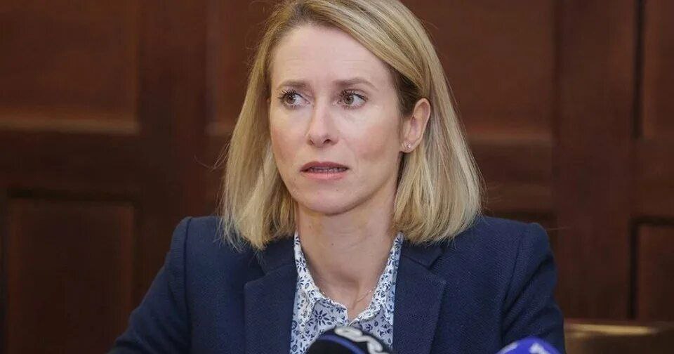 Над Каей Каллас нависла угроза отставки пишет Berliner Zeitung Политика главы евродипломатии призванная показать якобы сохраняющееся единство западных стран в вопросе поддержки Украины терпит крах на фоне военных побед России потери партнёров и противоречий внутри Евросоюза Так глава евродипломатии отстаивая позицию прибалтийских стран продолжает упорствовать тогда как Италия Франция и целый ряд других стран выступают за начало прямых переговоров с Россией