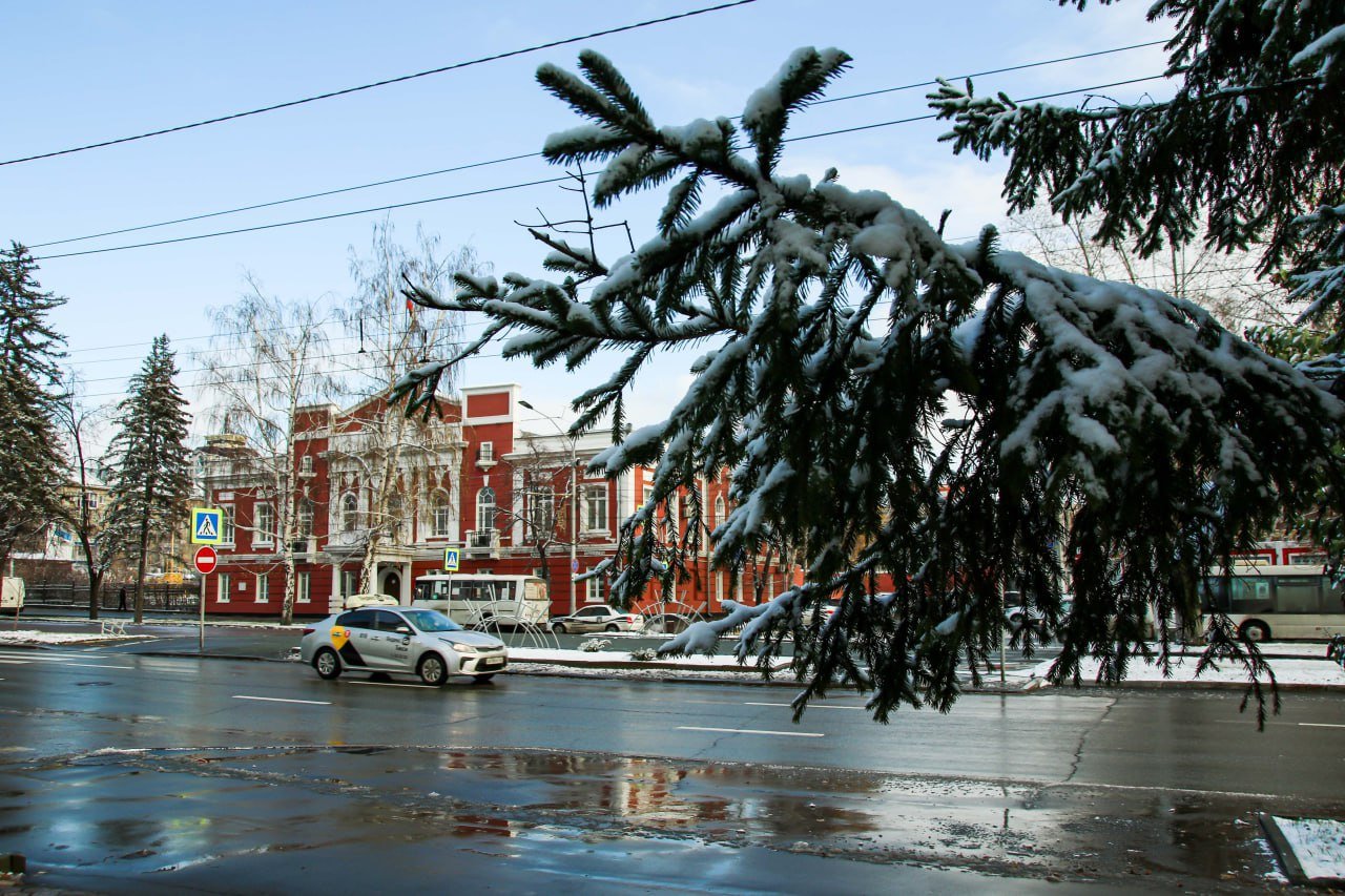 ТОЛК — новости Барнаула, Алтайского края и Республики Алтай  В Алтайском крае объявили штормовое предупреждение  Днем 29 октября и в первой половине ночи 30 октября ожидается дождь, снег и порывы ветра до 25 м/с. Об этом сообщается на сайте регионального Гидрометцентра.   Ожидается гололед, ветер от 17 до 22 м/с, в отдельных районах установится временный снежный покров. Температура воздуха днем составит 0…+5 градусов, а ночью может опуститься до -5. Наиболее сильные порывы ветра прогнозируются в Алейском, Бийском, Быстроистокском, Зональном, Краснощековском, Курьинском, Петропавловском, Усть-Калманском, Усть-Пристанском и Целинном районах.  В связи с непогодой дорожные службы Барнаула перевели на круглосуточный режим работы, отмечают в мэрии города.   Подписывайтесь на... подробнее на канале: ТОЛК — новости Барнаула, Алтайского края и Республики Алтай @