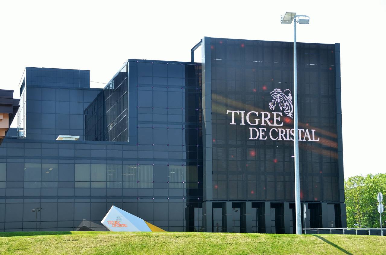 Казино Tigre de Cristal выплатило бюджету Приморья 745 млн рублей налогов Казино Tigre de Cristal в игорной зоне Приморье подвело итоги 2025 года с ростом налоговых поступлений и турпотока По итогам года в бюджет перечислено более 745 млн рублей налогов Общее число гостей составило 383 тысячи человек это на 6 8 больше чем годом ранее Одной из ключевых особенностей приморской игорной зоны остаётся высокая доля иностранных посетителей 17 от общего потока Эксперты связывают это с восстановлением туризма из стран Азии и географическим положением региона В целом все игорные зоны России за год приняли 1 74 млн гостей и обеспечили бюджеты поступлениями свыше 2 6 млрд рублей Приморье по объёму налоговых отчислений заняло второе место в стране Больше средств в бюджет принесла только игорная зона в Красной Поляне Подписаться забустить