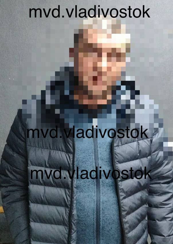 Полиция задержала мужчину за подрыв урны в новогоднюю ночь Сотрудники Министерства внутренних дел установили личность 42 летнего жителя Владивостока который зажег петарду в урне возле жилого дома на улице Ульяновской В отделе полиции задержанный признал вину и пояснил что не рассчитывал на повреждение имущества в результате своих действий В отношении мужчины составили административный протокол за мелкое хулиганство которое предусматривает штраф в размере до тысячи рублей Кроме того нарушитель обязан возместить материальный ущерб управляющей компании В настоящее время специалисты рассчитывают точную стоимость восстановительных работ Задержанный выразил готовность полностью оплатить причиненные убытки в досудебном порядке Примечательно что сразу несколько урн в разных частях города пострадали от действий вандалов в новогоднюю ночь Deitaru