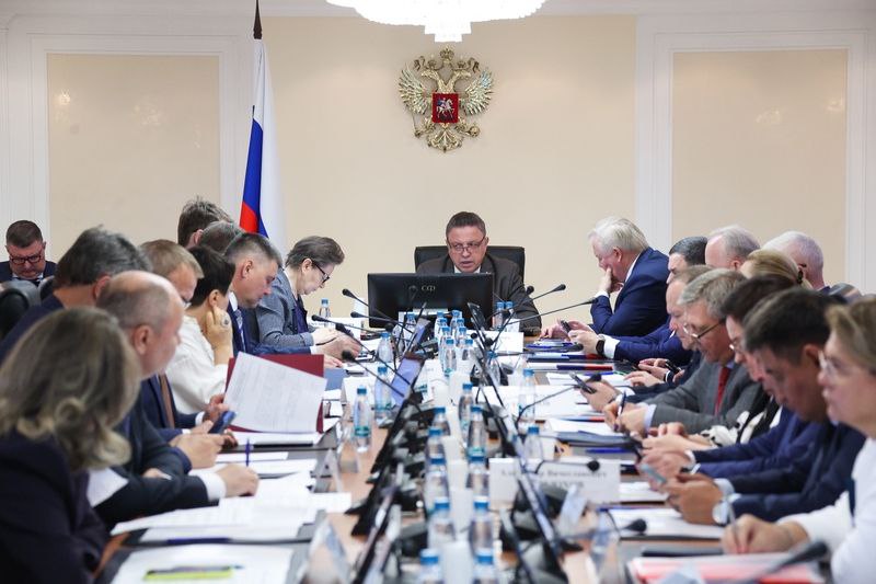 Сегодня в Совете Федерации обсудили вопросы совершенствования законодательства о государственном контроле надзоре и муниципальном контроле. В рамках донастройки системы КНД в настоящее время продолжается большая работа. Для реализации принятого закона о госконтроле уже приняты два подзаконных акта, на выходе постановление Правительства РФ, которым устанавливается порядок заключения соглашения об устранении выявленных нарушений обязательных требований, определяются виды контроля и сферы применения. Сенаторами Российской Федерации внесен в Государственную Думу законопроект, которым предлагается предусмотреть в Кодексе Российской Федерации об административных правонарушениях механизм освобождения лица от административной ответственности в случае заключения соглашения об устранении выявленных нарушений. Сегодня на заседании Комитета СФ по Регламенту и организации парламентской деятельности рассматривался законопроект, внесенный Московской городской Думой. Он оторый направлен на дальнейшее внедрение дистанционной оценки соблюдения требований, а также на цифровизацию контрольной деятельности в городе Москве. Для развития темы совершенствования профильного законодательства пригласили сегодня к разговору представителей Минэкономразвития России, как главного регулятора, и коллег из других министерств, и ведомств. В ходе сегодняшней встречи также обсудили использование данных геостационарного зондирования Земли при проведении контрольно-надзорных мероприятий в рамках государственного геологического надзора. Эта тема поднималась 18 февраля текущего года в «открытом диалоге» сенаторов с руководителем Росприроднадзора С.Г.Радионовой и требует особой экспертной проработки.