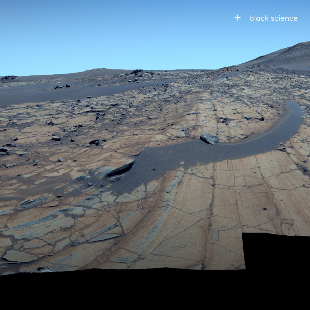 Рекордная панорама Марса от Perseverance  Марсоход NASA Perseverance передал самую детализированную панораму в истории исследований Марса. Снимок, сделанный в районе Фалбрин, объединяет 96 отдельных кадров и охватывает 65 км ландшафта Красной планеты.    Искусственная цветокоррекция. NASA обработали снимок, придав небу голубой оттенок, когда как в реальности марсианское небо имеет розовато-рыжий цвет. Это было сделано с целью улучшения контраста и детализации.   : NASA/JPL-Caltech/ASU/MSSS