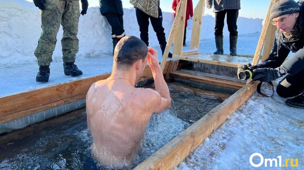 В Омске не будет организовано ни одной крещенской купели   По словам мэра Омска Сергея Шелеста, такое решение связано с нестабильным характером погоды и недостаточной толщиной льда на водоёмах. Он также предупредил, что купель на «Зелёном острове» открыта неофициально.   «Большая просьба не реагировать на реплики ряда деятелей, приглашающих присоединиться к их сугубо личному увлечению зимним плаванием. Ни мэрия, ни полиция, ни МЧС никаких разрешений не выдавали»,  — предупредил глава города.   Шелест выразил надежду на здравый смысл омичей и призвал отказаться от рискованных погружений в воду и вместе этого в православный праздник посетить храм.