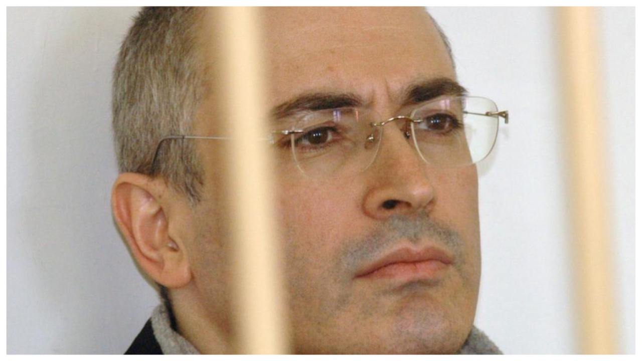 Мещанский суд Москвы обратил в доход государства подмосковный земельный участок иноагента Михаила Ходорковского в качестве взыскания долга Ранее иск с требованием изъять землю подала ФССП Отмечалось что она оформлена не на беглого бизнесмена а на другого человека бывшего совладельца ЮКОСа Владимира Дубова Как заявил пристав на заседании участок был куплен на деньги полученные преступным путём Ходорковский ЮКОС признан в России иноагентом Подписаться на Pravda ru