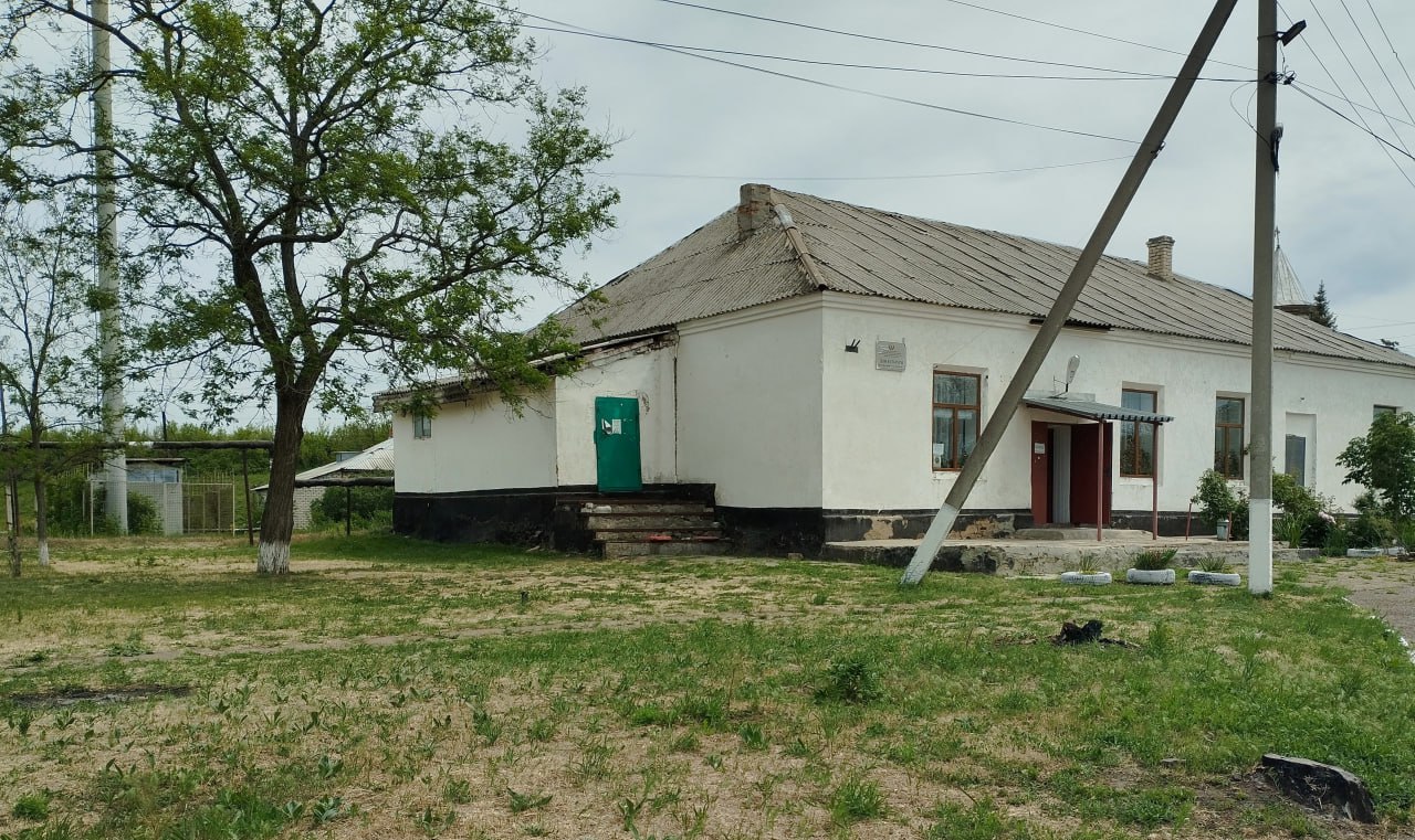 В учреждениях культуры Краснодонщины проведены противопожарные мероприятия Весной и летом возрастает риск возникновения пожаров из-за высокой травы и скопления сухих растений. В жаркую и ветреную погоду они легко воспламеняются и способствуют быстрому распространению огня. 29 апреля 2025 года Правительство Луганской Народной Республики приняло постановление №75/25 «Об установлении особого противопожарного режима на территории Луганской Народной Республики». В связи с этим на всей территории республики действуют дополнительные меры пожарной безопасности. Во всех структурных подразделениях «Краснодонского Дворца культуры им. «Молодой гвардии» регулярно проводятся работы по покосу травы и удалению сухостоя. Это позволяет снизить риск возникновения пожаров и обеспечить безопасность сотрудников и посетителей учреждения.