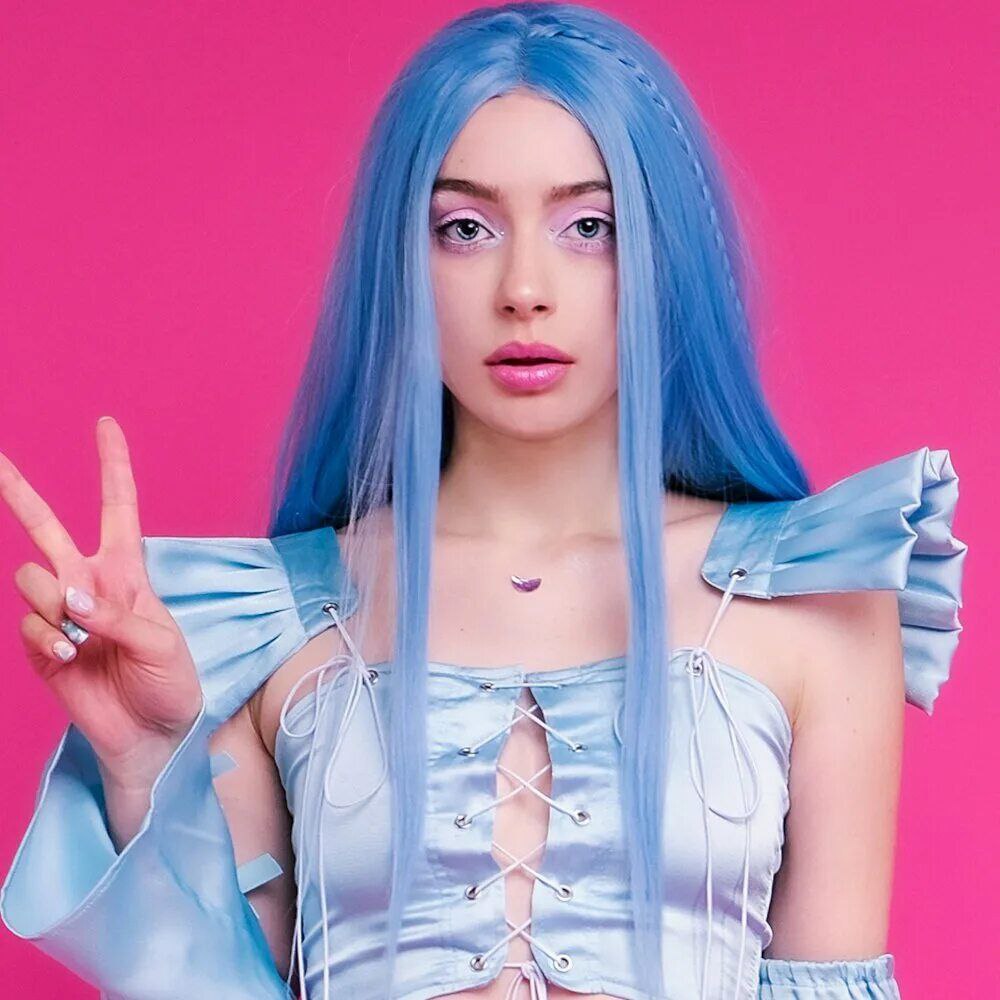 Украинский сайт Миротворец внес в свою базу исполнительницу Мэйби Бэйби настоящее имя Виктория Лысюк за отправку гуманитарной помощи в зону конфликта на Донбассе Это только в сказках все любят девочку с голубыми волосами rusputnikmd 2