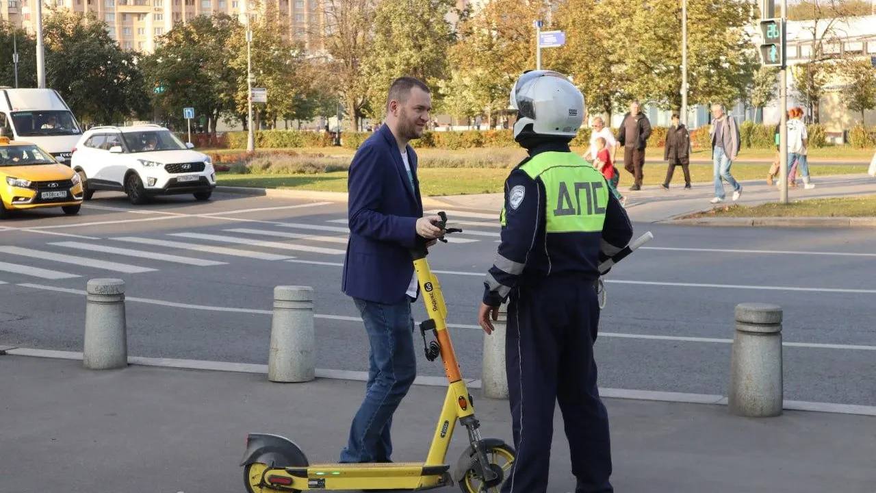 Рейд среди водителей электросамокатов, велосипедов и других СИМ проведут в Москве с 12 по 15 июня Сотрудники ГАИ расскажут об основных правилах передвижения и использовании защитной экипировки.