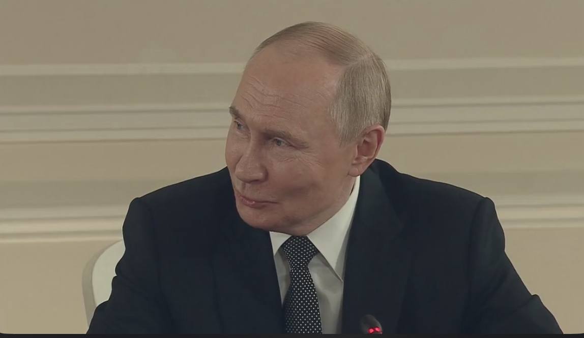 Что рассказал Владимир Путин на встрече с международными СМИ? Ещё несколько тезисов из выступления президента России: ФРГ не может быть посредником в украино-российском конфликте, потому что эта страна является не нейтральной, а поддерживающей сторону конфликта. Россия в некоторых случаях рассматривает ФРГ как соучастника боевых действий на Украине. Россию порадовало, когда китайцы добились выдающихся результатов в области развития ИИ, у них это получилось в 10 раз дешевле и эффективнее, чем у конкурентов. Было бы правильно всем вместе поискать пути прекращения боевых действий и найти способы договориться всем участникам этого конфликта друг с другом о конфликте Ирана и Израиля . Россия могла бы вместе с Ираном продолжить работу в атомной энергетике и обеспечить интересы в этой сфере. Мы всячески будем способствовать тому, чтобы Индонезия вливалась в семью БРИКС, получала необходимые дивиденды от совместной работы. Между Россией и Казахстаном особые союзнические отношения. Мы не считаем какое-либо перевооружение НАТО угрозой для России, потому что мы самодостаточны с точки зрения обеспечения безопасности. Фото: скриншот трансляции Вечерний Санкт-Петербург