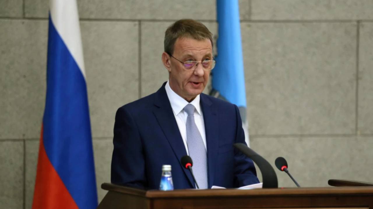 Вячеслав Франк поздравил барнаульцев с Днем семьи, любви и верности  Градоначальник подчеркнул, что семья во все времена остается опорой, источником тепла и заботы для каждого человека. Он отметил, что именно в здоровой домашней атмосфере закладываются нравственные ориентиры и любовь к Родине.   Вячеслав Франк добавил, что государство сохраняет и поддерживает институт семьи, материнства и детства. Так, в Барнауле ежегодно открываются новые детские сады и школы, а также развивается дополнительное образование.  "Хочу выразить особую благодарность многодетным и приемным семьям. Всем родителям спасибо за терпение, любовь, внимание к своим детям. Пусть ваши дома будут наполнены радостью и смехом. Желаю вам крепкого здоровья, благополучия и гармонии!" – заключил глава города.    Амик