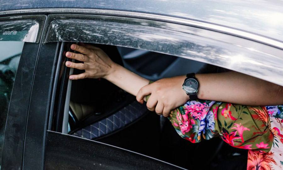 В Самарканде четверо мужчин похитили 14 летнюю девочку которую мать отправила в магазин за хлебом Рано утром возвращаясь домой после ночной пьянки четверо мужчин увидели девочку переходившую дорогу Они приняли её за танцовщицу из ночного клуба остановились и силой затащили в машину схватив за волосы и руки Девочка плакала сопротивлялась показывала деньги и говорила что идёт за хлебом по поручению мамы Мужчины собирались вступить с ней в половую связь но потом передумали и вернули её на то же место откуда выкрали Суд приговорил одному 5 5 лет лишения свободы троим по 5 лет Приговор вступил в силу Подписаться на канал Узбекистан Online