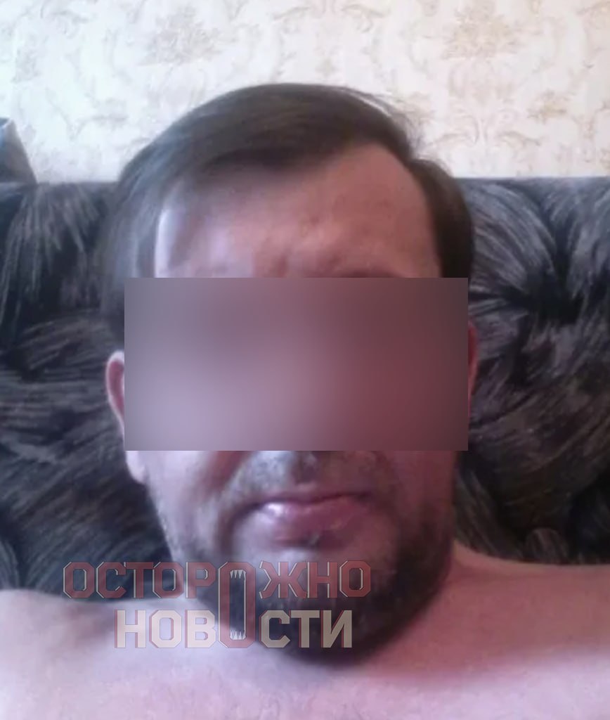 Жителя Забайкалья арестовали за смс с лозунгом Слава Украине Как пишут Осторожно новости 56 летнего читинца Владислава А обвинили в демонстрации экстремистской символики 5 ноября он напился и отправил ветеринару к котором с женой носил на осмотр кошку сообщение со словами Слава Украине Героям Слава Смс сопровождало фото украинского флага Врач пожаловалась в полицию В итоге выяснилось что мужчина хранил у себя на балконе три флага Украины и один натовский Их он передал силовикам добровольно попросив не арестовывать его Тем не менее суд всё равно арестовал Владислава на сутки Задонатить через бота Patreon Boosty