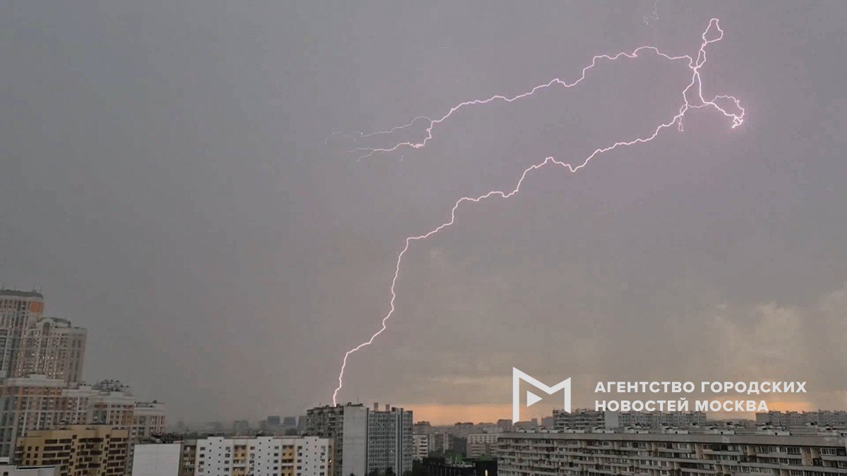 Дождь, гроза с ливнем и ветер с порывами до 15 м/с ожидаются в Москве до вечера. «Москва»