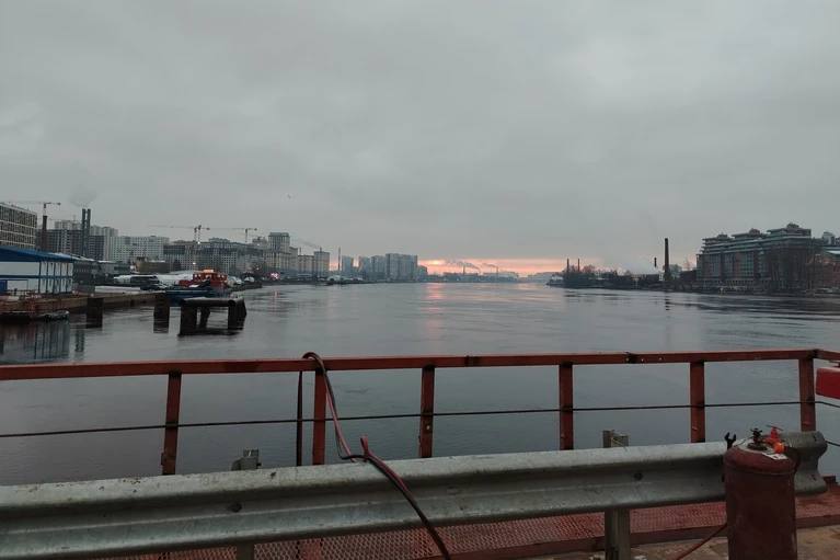 Жилой дом снесут для строительства Большого Смоленского моста  На сайте Смольного опубликовано решение о том, что жилой дом и участок площадью 1257 кв.м на проспекте Обуховской обороны изымут для строительства Большого Смоленского моста.  Строить мост начали в конце 2023 года. Власти планируют завершить все работы к 2028 году.   : Арина Мифтахутдинова   : СПб — отдай свой буст нам
