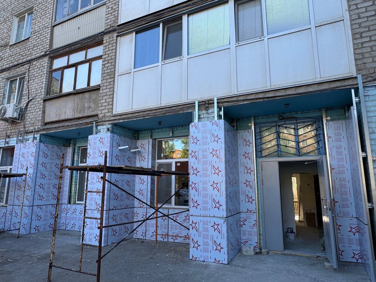 Продолжается капитальный ремонт подростково-молодежного клуба «Орленок» в Энгельсе В рамках дополнительного финансирования в размере 14 млн рублей заменили окна и дверные проемы, покрасили стены, обустроили потолок, будут проведены сантехнические работы, монтаж пожарной сигнализации, обновлен фасад, а на стенах появятся красочные граффити. По словам подрядчика, в настоящее время выполнено более 60% от общего объема работ. Благодаря реализации программы «Регион для молодых» национального проекта «Молодежь и дети», инициированного Президентом России Владимиром Путиным, на базе клуба появится молодежное медиа пространство «Медиакампус», пространство графического дизайна «Арт-медиа», коворкинг-центр и проектный офис. Источник и фото: Комитет молодежной политики области