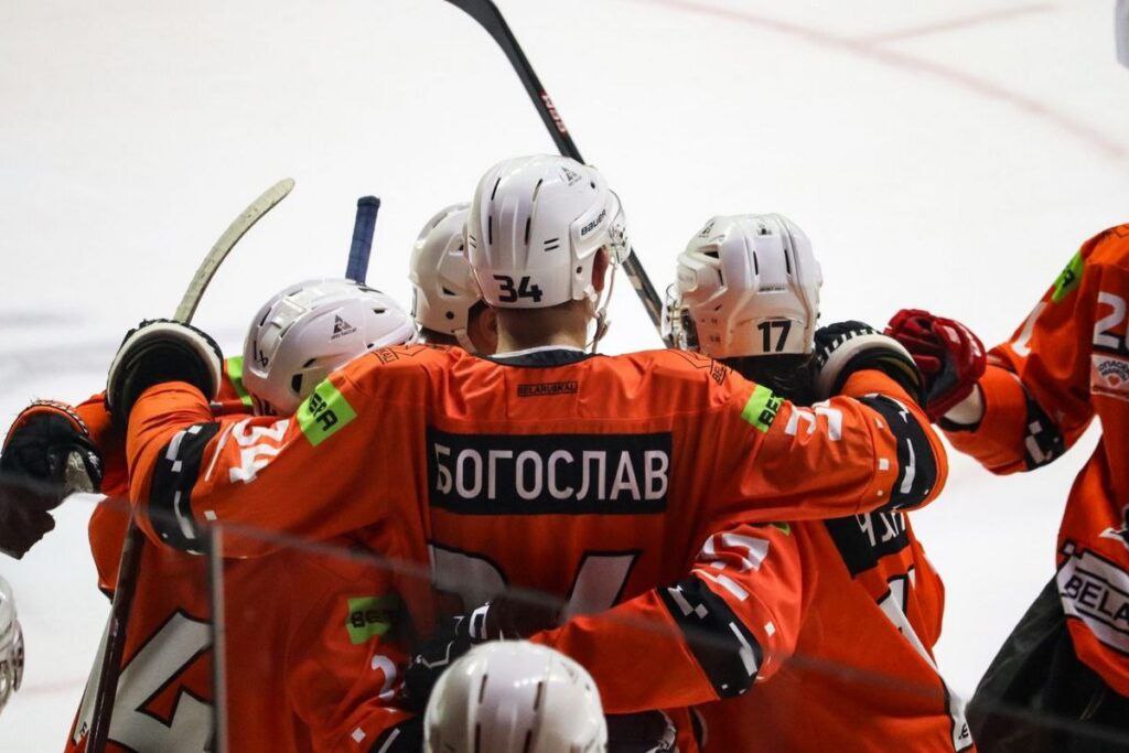 Главный приз турнира Soligorsk Summer Cup достался «Шахтеру».   Правда, это стало понятно лишь после арифметических подсчетов.  «Шахтеру», чтобы без всяких подсчетов стать победителем турнира, достаточно было не проиграть в основное время «Молоту», но случилось поражение. И три команды набрали одинаковое количество очков  по 4 .   В итоге солигорчане были лучше по доппоказателям и стали первыми.