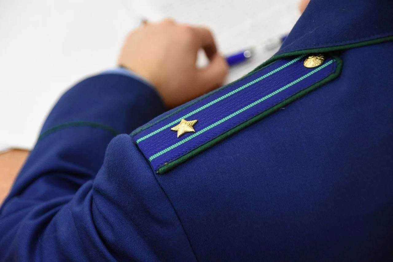 По материалам прокуратуры Каланчакского района возбуждено уголовное дело о мошенничестве при получении субсидий Прокуратурой Каланчакского района Херсонской области проведена проверка исполнения законодательства при предоставлении субсидий из бюджета региона сельскохозяйственным товаропроизводителям на проведение агротехнологических работ. Установлено, что глава фермерского хозяйства, расположенного на территории Чаплынского муниципального округа, предоставил недостоверную информацию о фактически понесенных затратах на производство сельскохозяйственной культуры. В частности, на закупку средств защиты растений, минеральных удобрений и горюче-смазочных материалов для проведения агротехнологических работ, связанных с возделыванием озимой пшеницы в 2024 году. В результате бюджету области причинен ущерб на сумму 230 тыс. рублей. Материалы проверки прокуратура направила в следственный орган для решения вопроса об уголовном преследовании. По результатам их рассмотрения следователем ОМВД возбуждено уголовное дело по ч. 3 ст. 159 УК РФ мошенничество . Ход и результаты расследования уголовного дела находятся на контроле прокуратуры. Наш сайт - Прокуратура Херсонской области