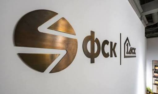 Коммерческий директор ГК ФСК Ольга Тумайкина рассказала что по сравнению с 2024 годом цена в проектах застройщика выросла на 11 Это усреднённый показатель есть проекты особенно в Новой Москве где она выросла сильнее за счёт общего повышения рыночной стоимости этой локации В 2025 году на цену квадратного метра в новостройках оказали влияние такие факторы как рост себестоимости строительства и высокая кредитная ставка прокомментировала она  Интересно и то что в 2 7 раза снизилась доля рассрочек а количество сделок со 100 оплатой выросло в два раза Гендиректор ГК ФСК Дмитрий Трубников добавил что ФСК увеличила объем продаж почти на треть по сравнению с прошлым годом и вывела на рынок 4 новых проекта По его словам на текущий момент значительная часть строительства по прежнему сосредоточена в Москве и Московской области доля проектов в столице и Подмосковье составляет 80 а в регионах 20 Справочно По данным портала Всеостройке pф ГК ФСК занимает 6 е место по объему строительства РФ Всё о стройке в MAX