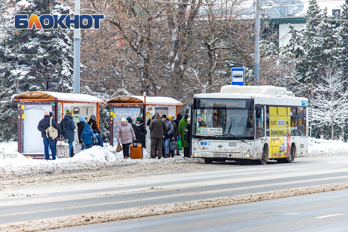 Выяснилось, что не хватает автобусов в вечерние часы в центре Ростова и на Военведе   Администрация Ростова-на-Дону провела проверку работы маршрутов №17а, №49 и №99, которые обслуживают микрорайон Военвед и центр города.  В ходе рейда заместитель главы города по транспорту Дмитрий Симков пообщался с пассажирами и водителями, выяснив, что основная проблема – нехватка транспорта в вечерние часы.  В результате проверки зафиксировано девять нарушений условий муниципальных контрактов.   Перевозчикам грозят штрафные санкции за несоблюдение обязательств. Контроль за качеством транспортного обслуживания в городе продолжится.   Работа  Авто    Глэмпинг